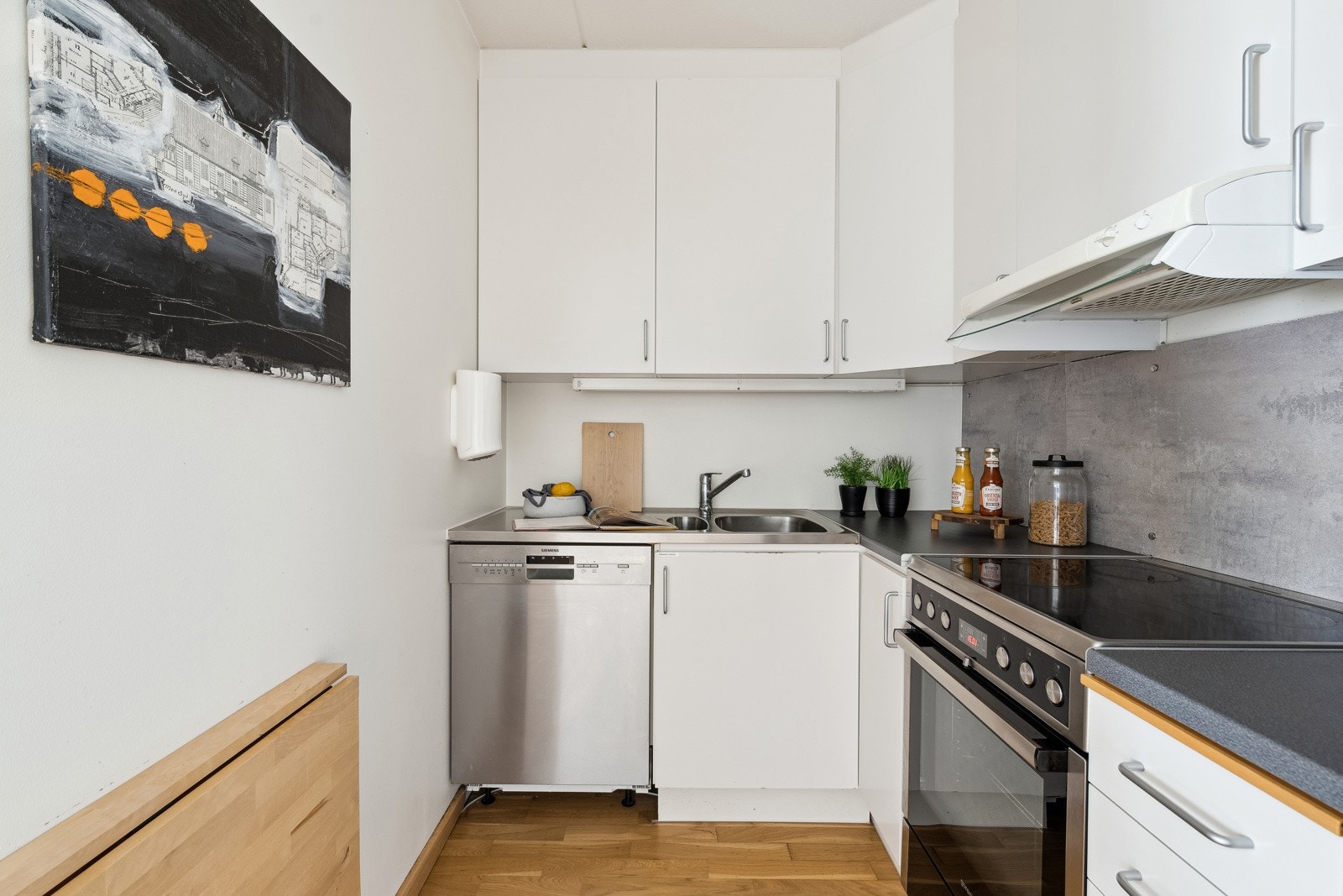 Kjøkken med glatte fronter, godt planlagt innredning med godt med skap og benkeplass. Galleribilde