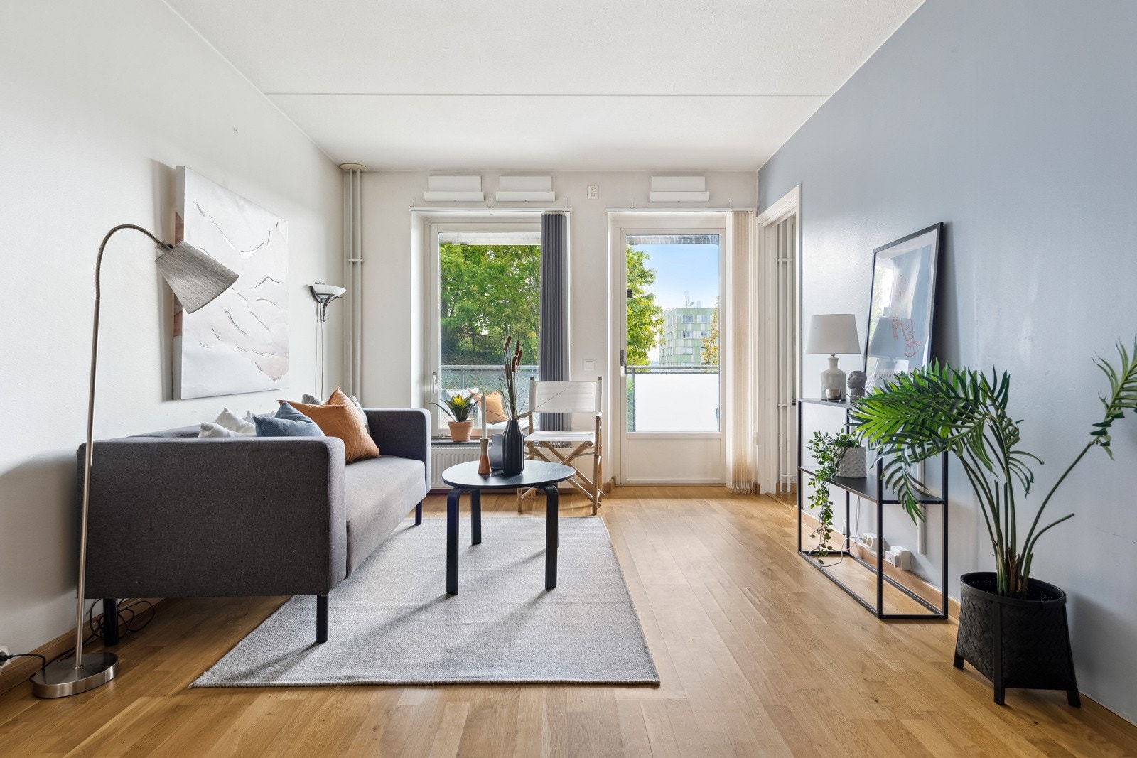 Leiligheten ligger høyt og fritt med fine lys og solforhold. Store vindusflater og dør ut mot balkongen. Galleribilde