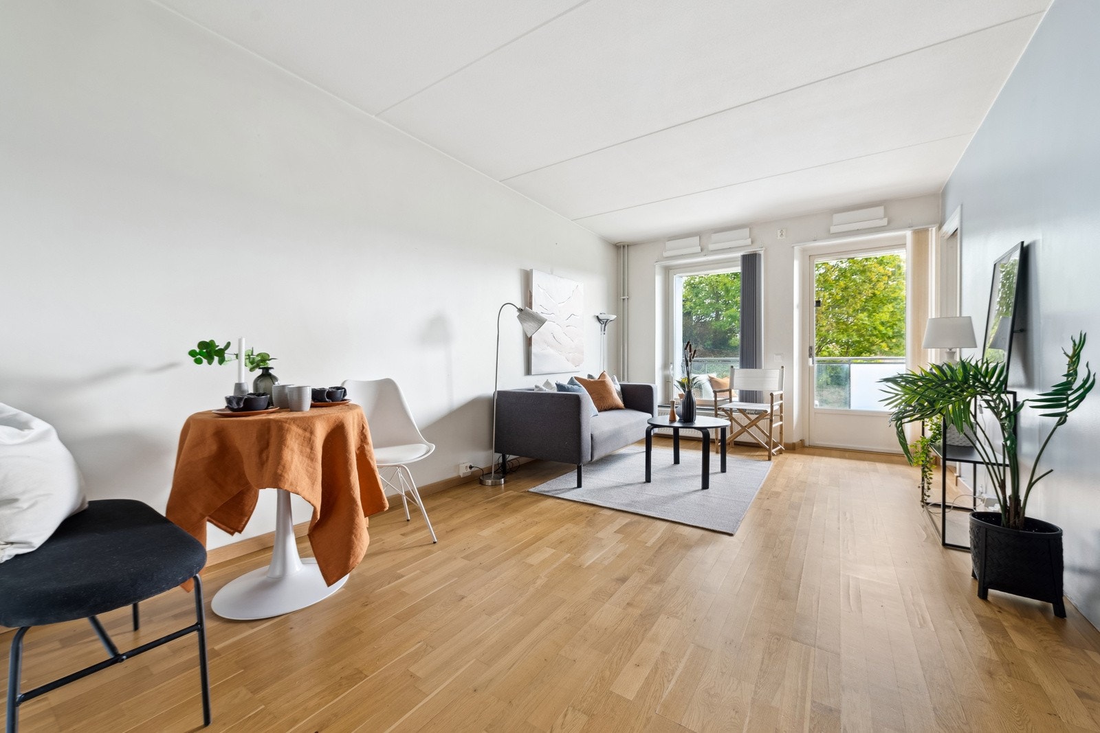 Eik parkett på samtlige gulv og glatte, malte vegger. Galleribilde