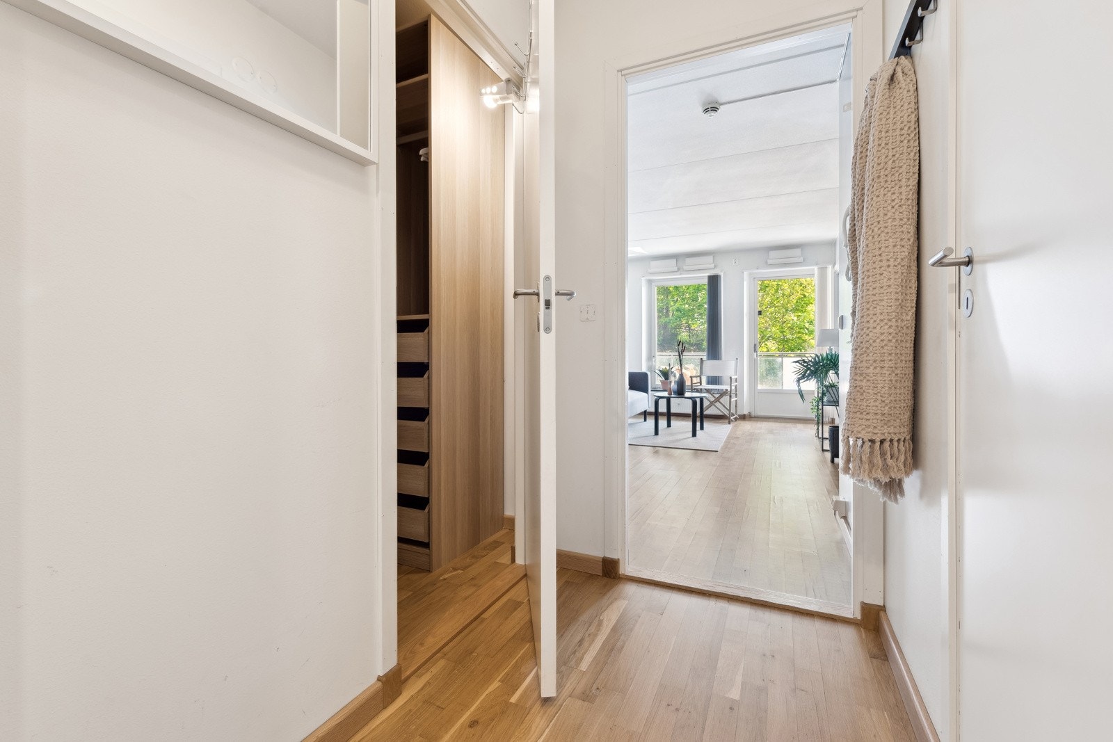 Entré med direkte adkomst til bod/walk-in garderobe. Galleribilde