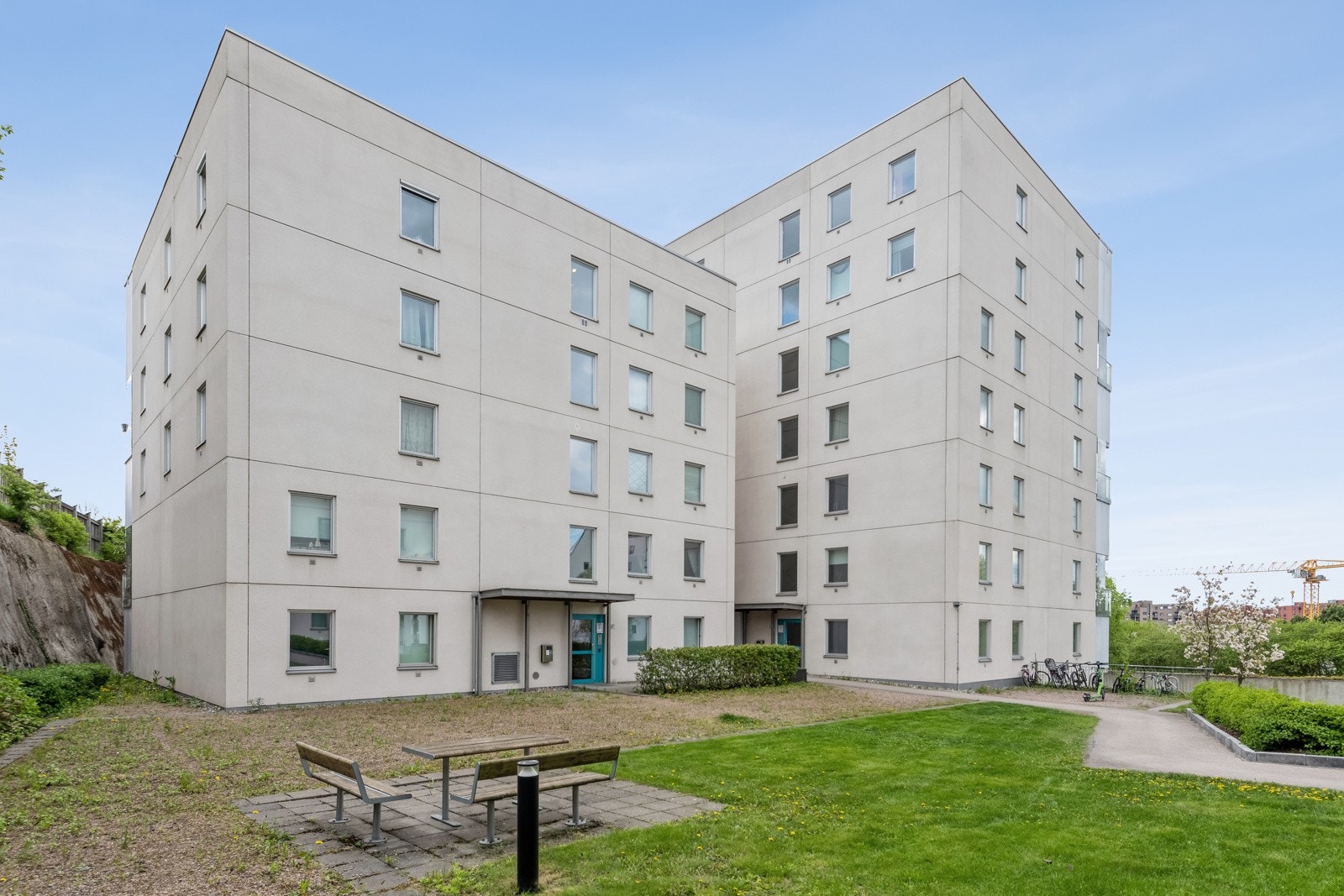 Attraktivt borettslag med godt vedlikeholdt bygningsmasse og velstelte, bilfrie fellesområder. Galleribilde