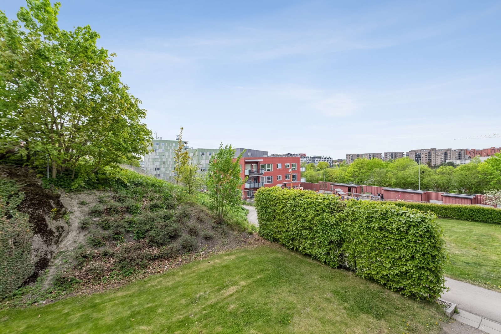 Utsikt fra balkongen over borettslagets velstelste grøntområder. Galleribilde