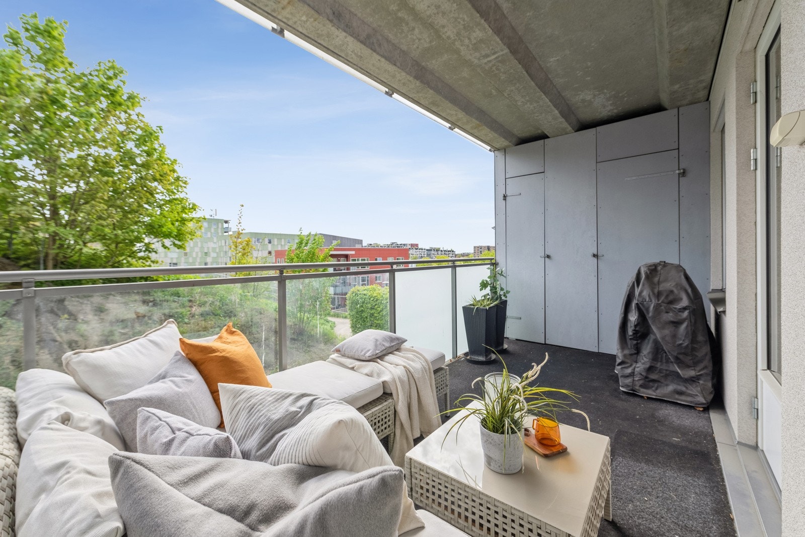 Moderne balkong med glass rekkverk. Bod på balkongen til å plassere utemøbler, krukker og annet. Galleribilde