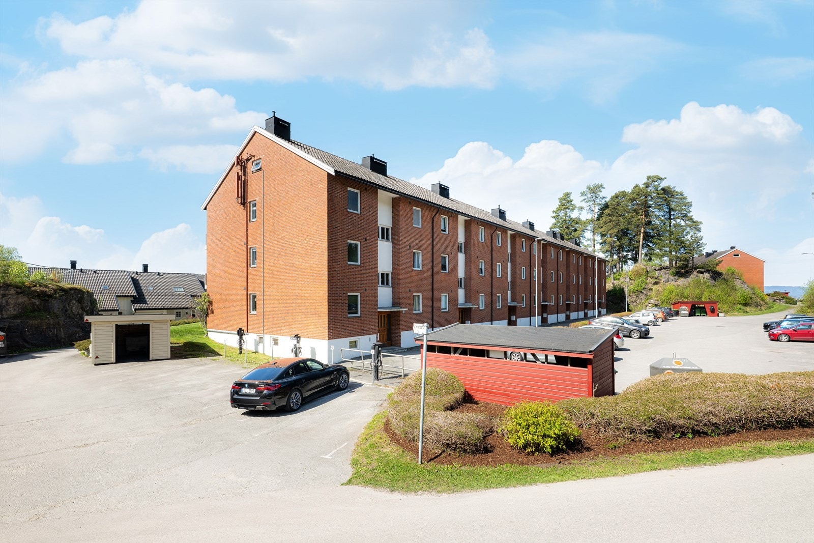 Fra leiligheten er det kort vei til de trivelige sentrumsgatene, med kjøpesentre og butikker, kafeer og restauranter, kulturliv og pent opparbeidet elvepromenade. Galleribilde