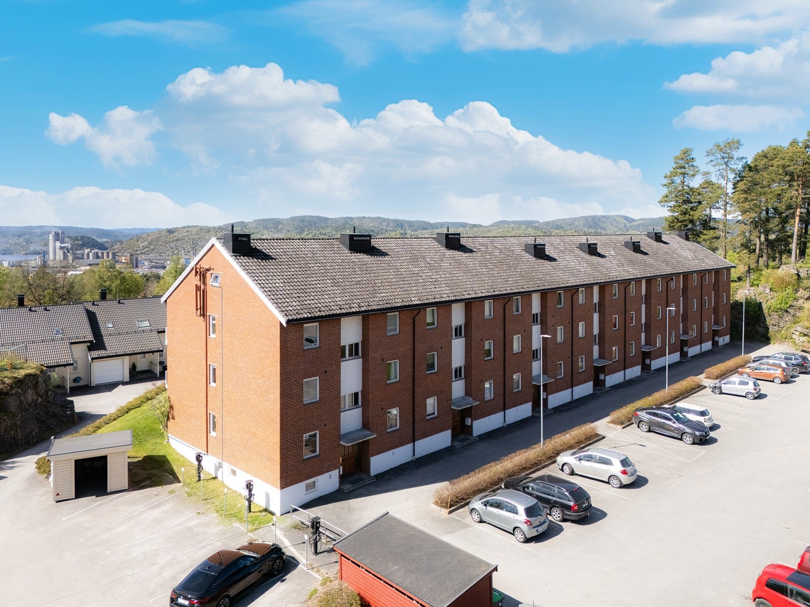 Felles biloppstillingsplasser på borettslagets parkering. Galleribilde