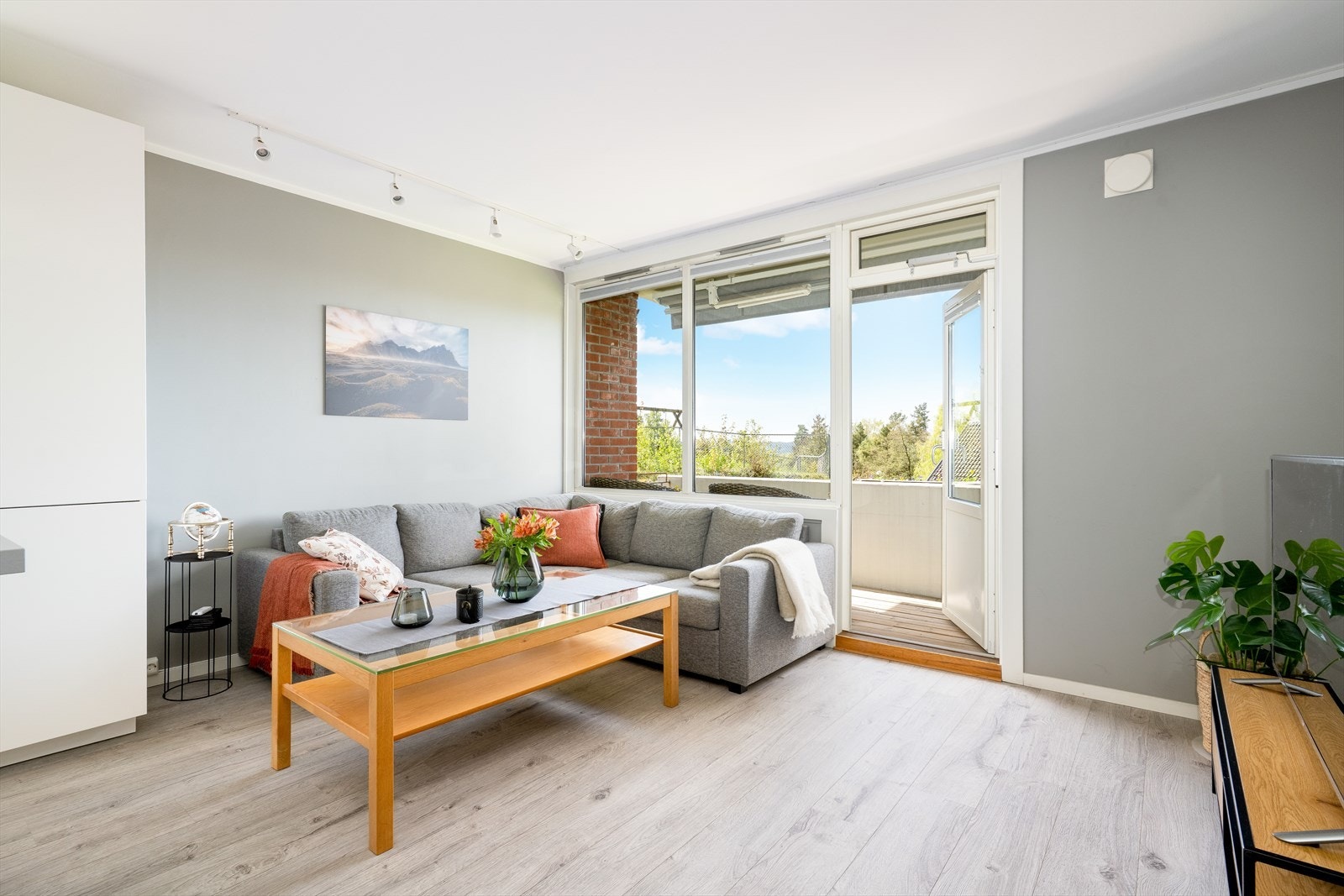 Stue/kjøkken delen er malt i en lys behagelig farge og har store vindusflater som slipper inn rikelig med naturlig lys. Galleribilde