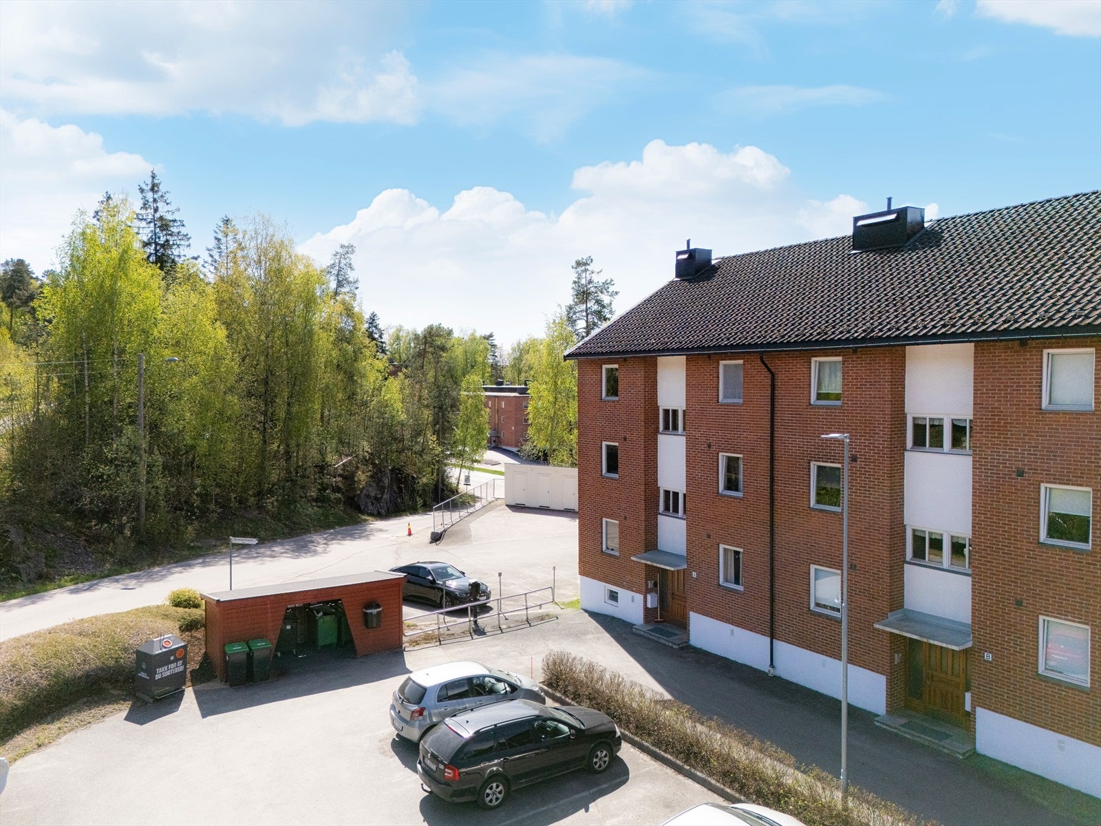 Det er 8 stk ladestasjoner tilknyttet borettslaget. Galleribilde