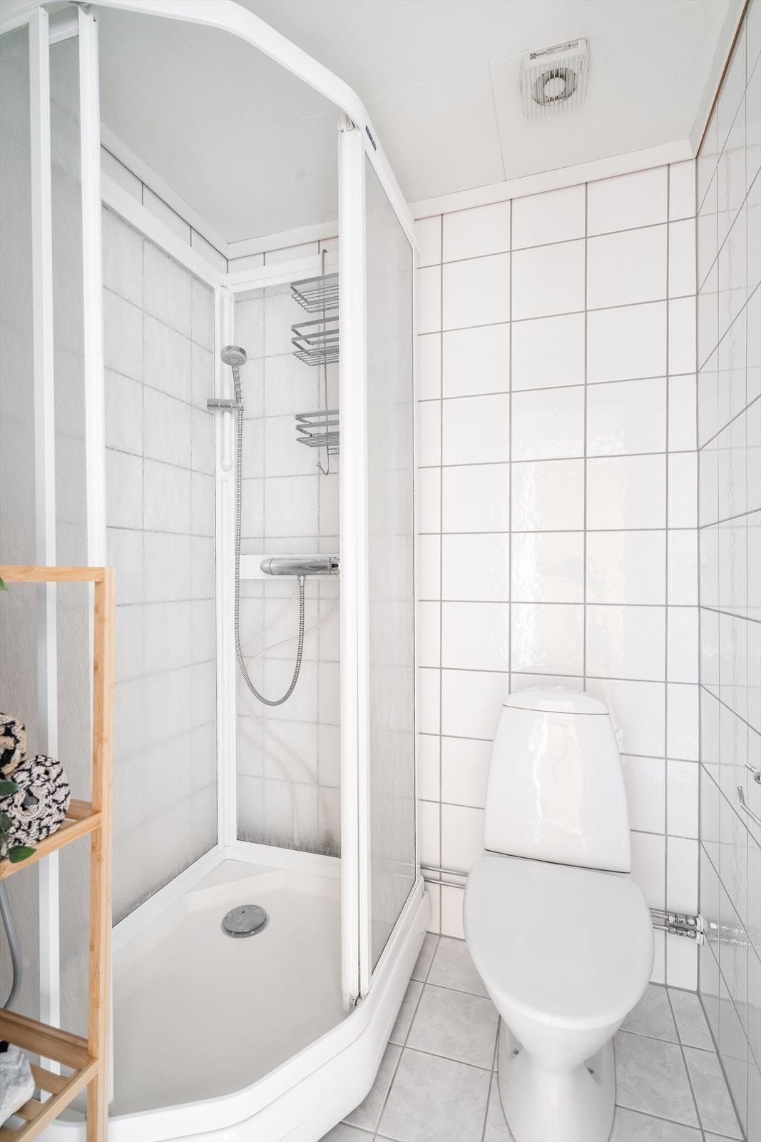 Slett vakker baderomsinnredning med skap og heldekkende servant. Over innredningen er det et speilflate med lys over. Videre er baderommet utstyrt med toalett, opplegg for vaskemaskin, dusjkabinett samt elektrisk styrt vifte. Galleribilde