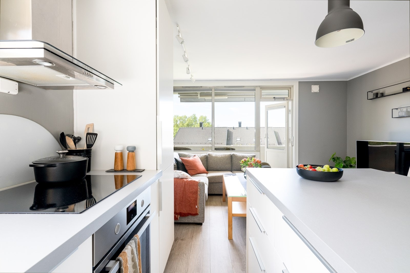 Hvitevarer er integrert oppvaskmaskin, kjøleskap/frys, stekeovn og nedfelt koketopp. Over kokesonen er det montert kjøkkenventilator med avtrekk ut samt komfyrvakt. Galleribilde