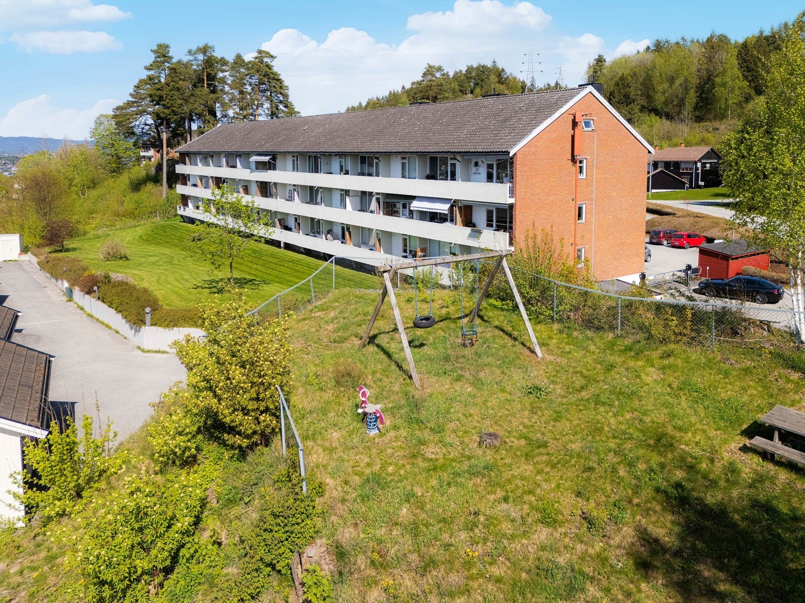 Tomten ligger i et noe skrående og flatt terreng. Borettslagets tomt er pent opparbeidet plen og diverse beplantninger, asfalterte internveier samt stedvis naturtomt med fjell og trær mellom de to blokkene. Galleribilde