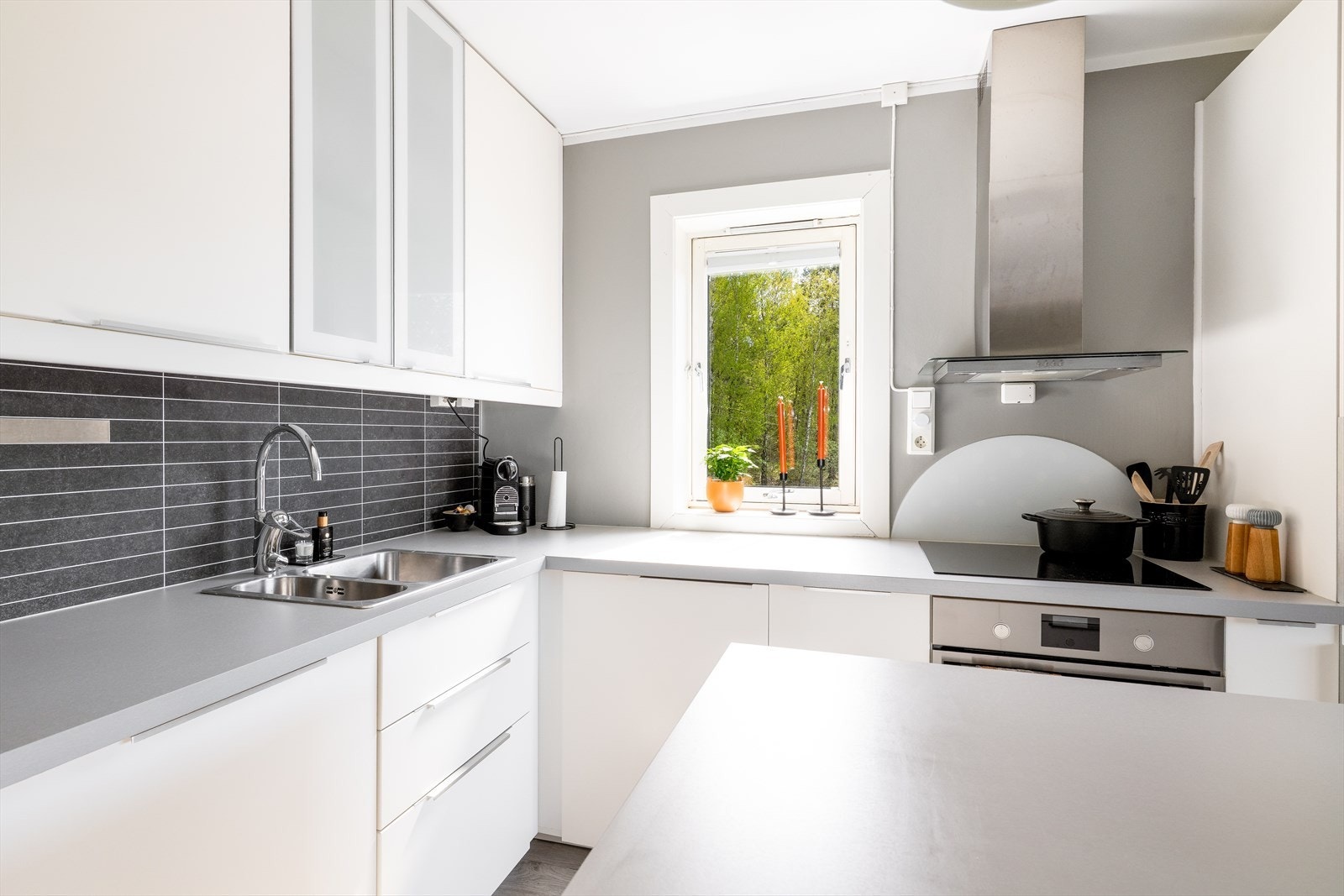 Laminert benkeplate med gode arbeidsflater med nedfelt oppvaskkum. Galleribilde