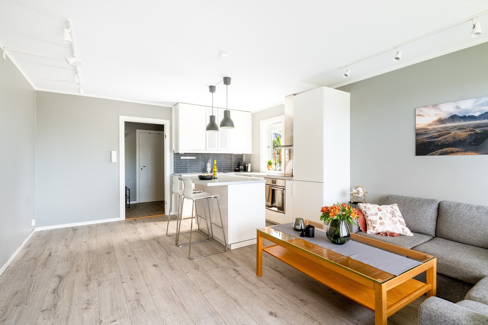 Leiligheten har en vakker og innbydende åpen stue/kjøkken løsning med god plass. Galleribilde