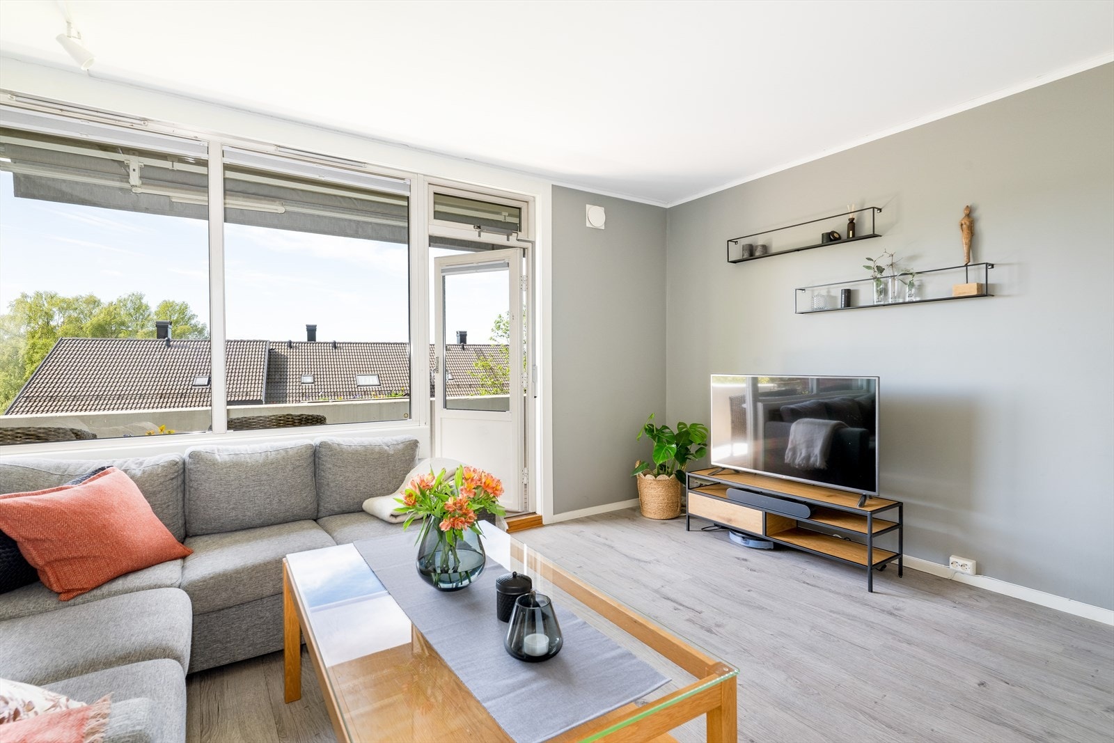 Stuen har god plass til sofagruppe og spisebord med mulighet for flere møblerings alternativer samt oppbevaringsmøblement. Galleribilde