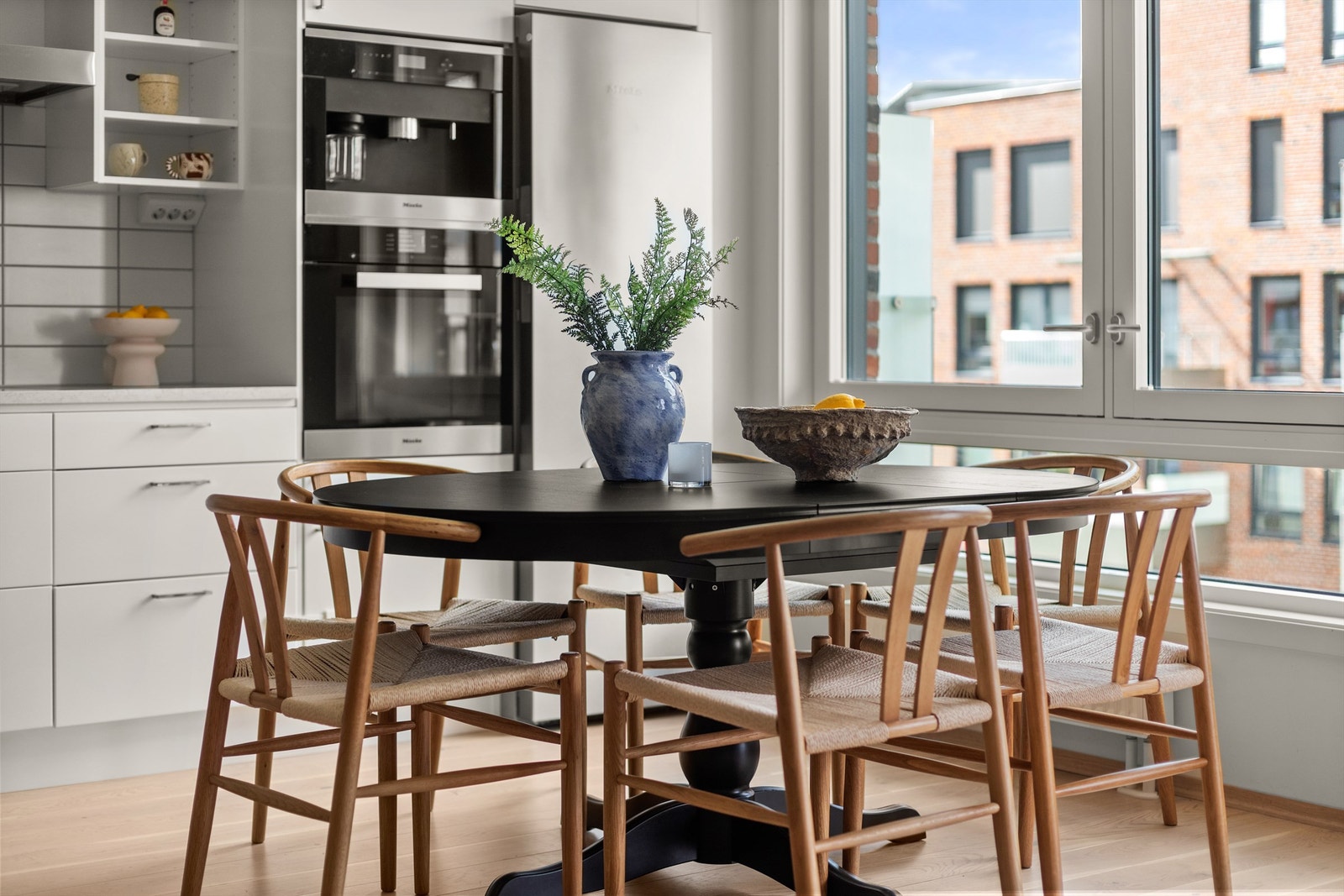 Rommet er romslig og har en veldimensjonert utforming hvor man med enkelthet kan innrede etter eget ønske og personlige stil. Veggflatene er malt i moderne farger som harmonerer fint med øvrige overflater. Galleribilde