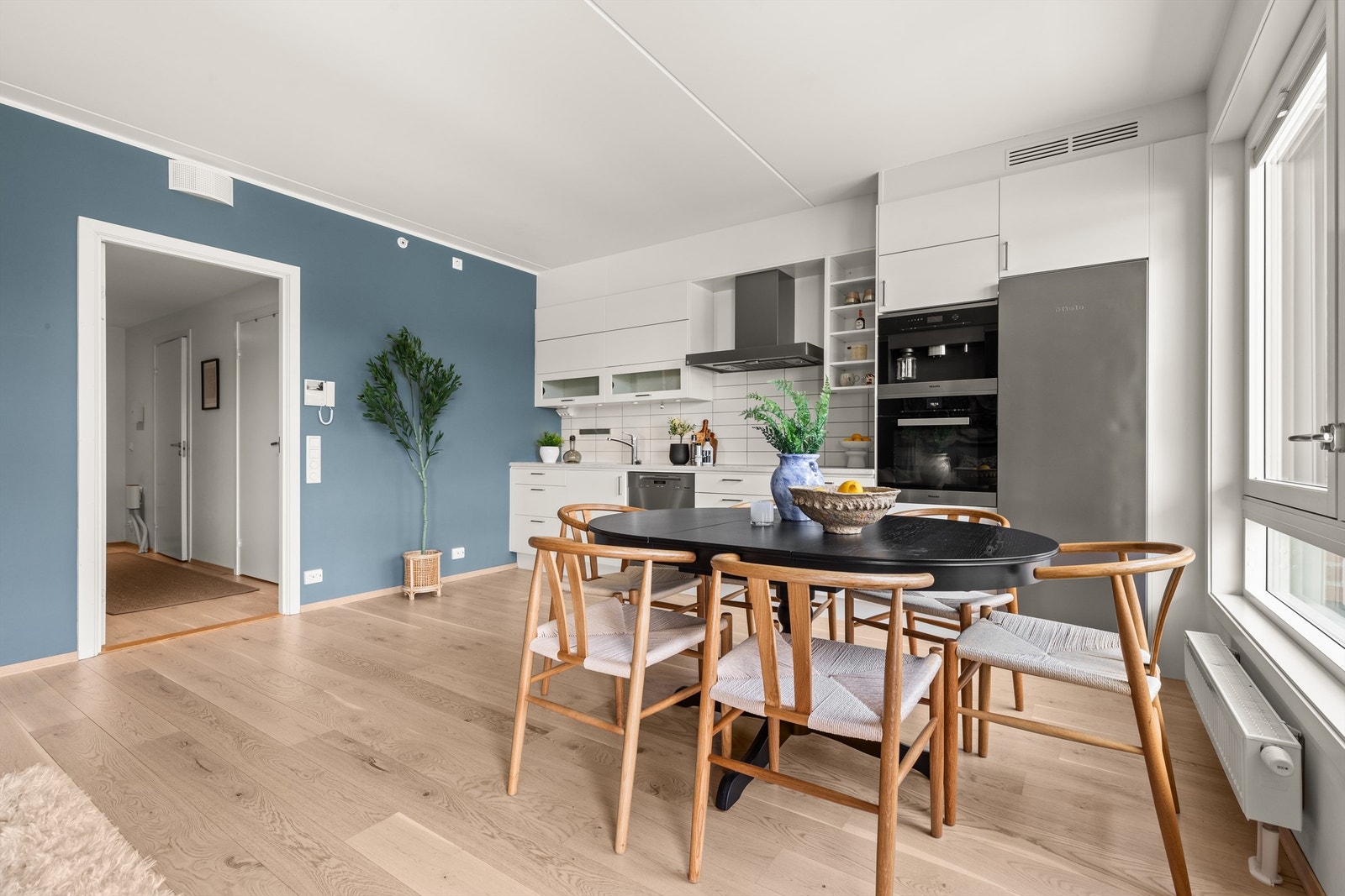 Her er det god plass til både sofagruppe, salongbord, tv-seksjon og spisebord. Et sosialt og hyggelig rom med plass til å invitere venner og familie til hyggelige sammenkomster. Galleribilde