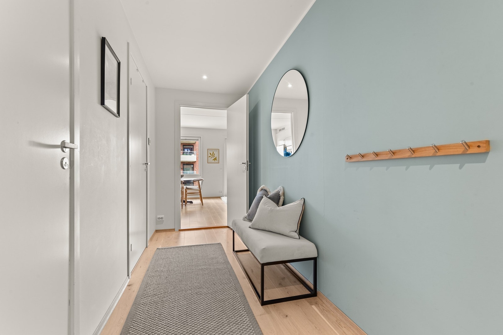 Velkommen inn! Det første som møter deg er en innbydende entré, som gir et godt førsteinntrykk av leiligheten. Entréen er romslig med god plass for både oppbevaring og oppheng av yttertøy og sko. Galleribilde