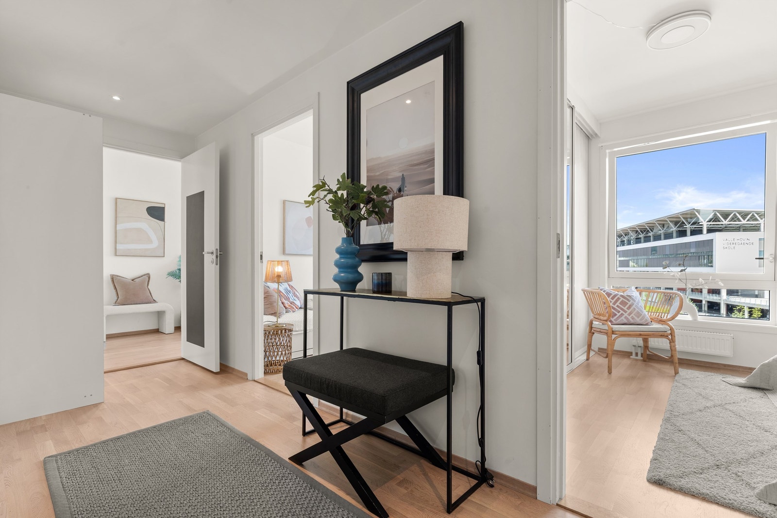 Soverommene har adkomst fra en egen gang med tilknytning til et eget baderom, dette skaper et fint skille mellom privat del og øvrige rom. Galleribilde