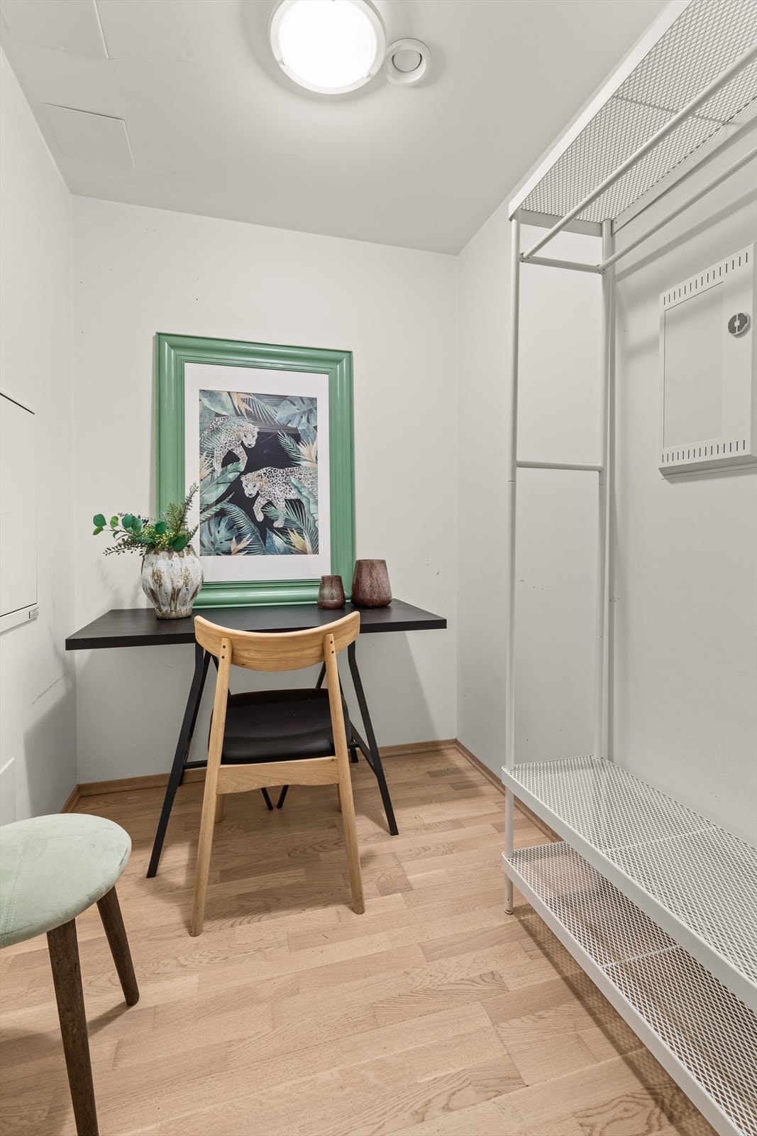 Videre er det direkte adkomst til boligens innvendige bod som gir godt med oppbevaringsplass til alt man måtte ønske å "gjemme unna". I tillegg medfølger kjellerbod på 5 kvm. Galleribilde