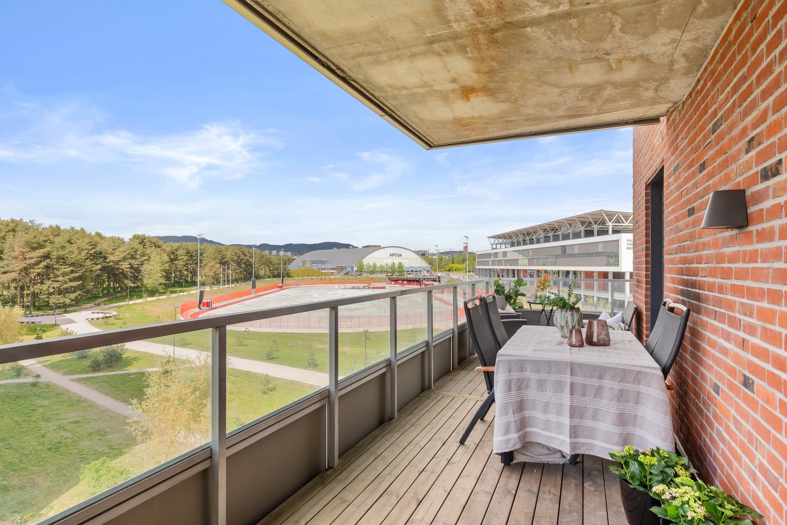 Moderne og innholdsrik hjørneleilighet fra 2019, med stilrene løsninger, god planløsning og flott beliggenhet i et attraktivt og barnevennlig område. Galleribilde