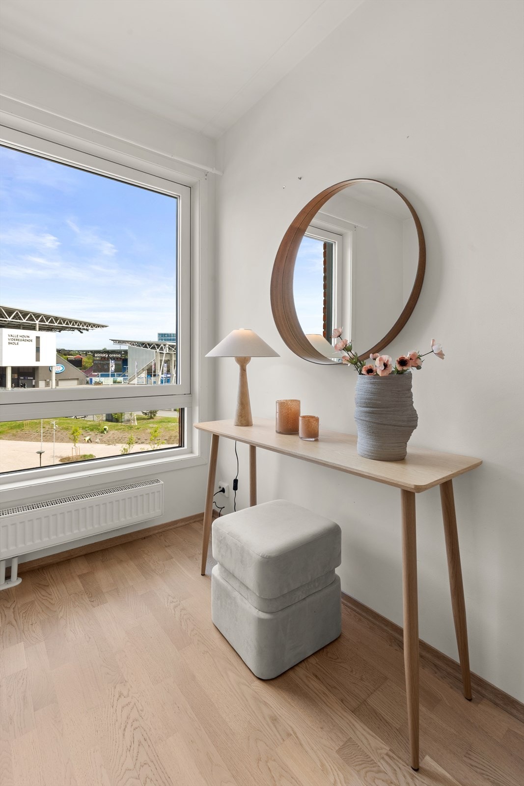 Det medfølger parkeringsplass (nr. 159) i felles garasjekjeller i Innspurten 12, adkomst via heis. Lader for el-bil medfølger. Galleribilde