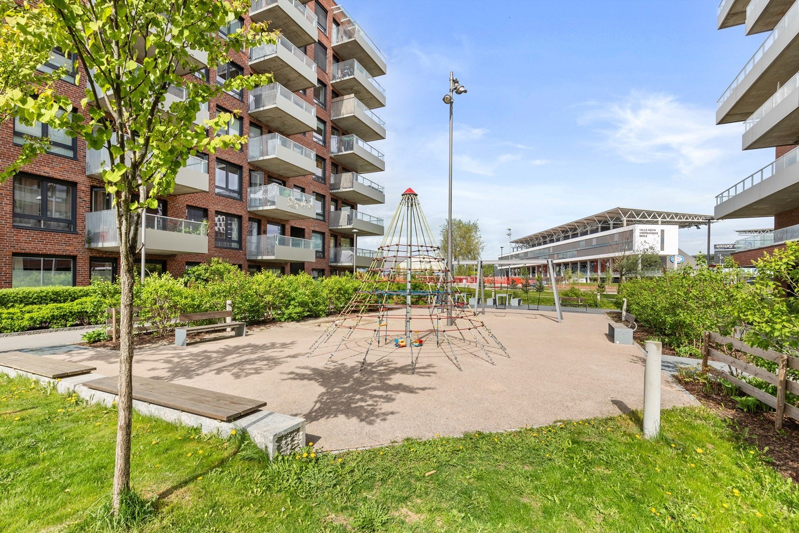 Fellesområder er pent opparbeidet med asfalterte internveier, sittebenker, sykkelparkering, lekeapparater, plenarealer, prydbusker og diverse beplantning. Galleribilde