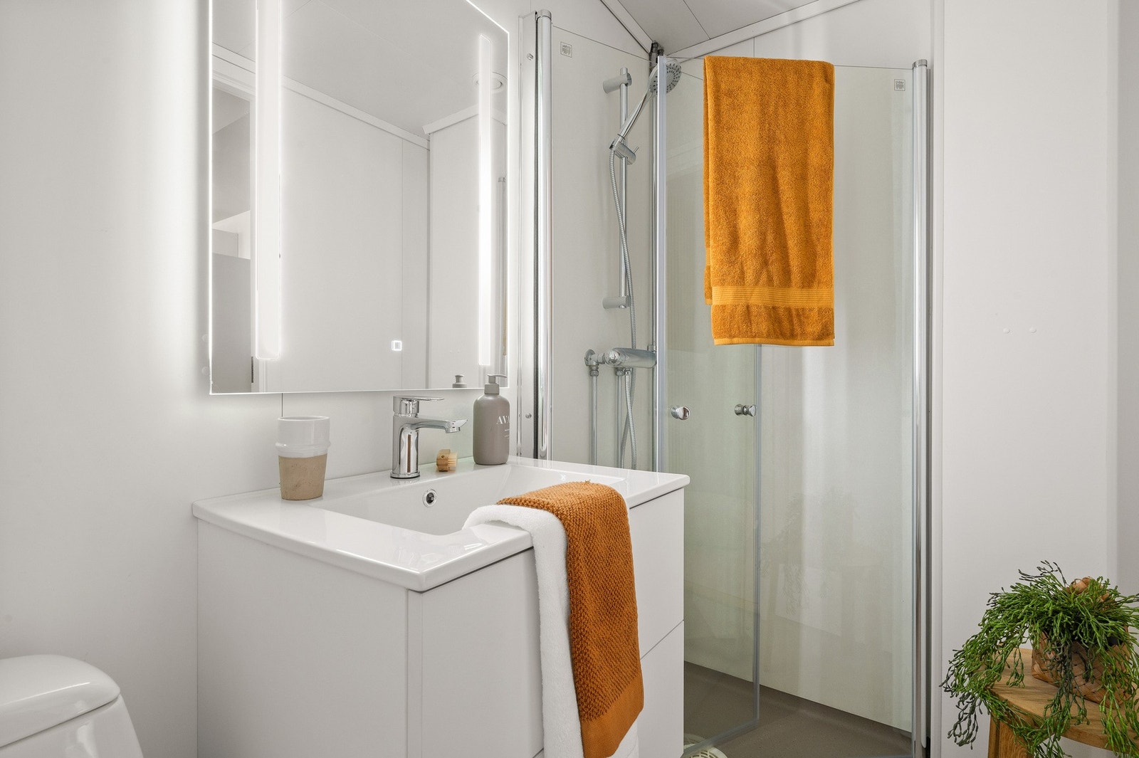 Badet er målt til 2,7m², og har varmekabler i gulv. Galleribilde