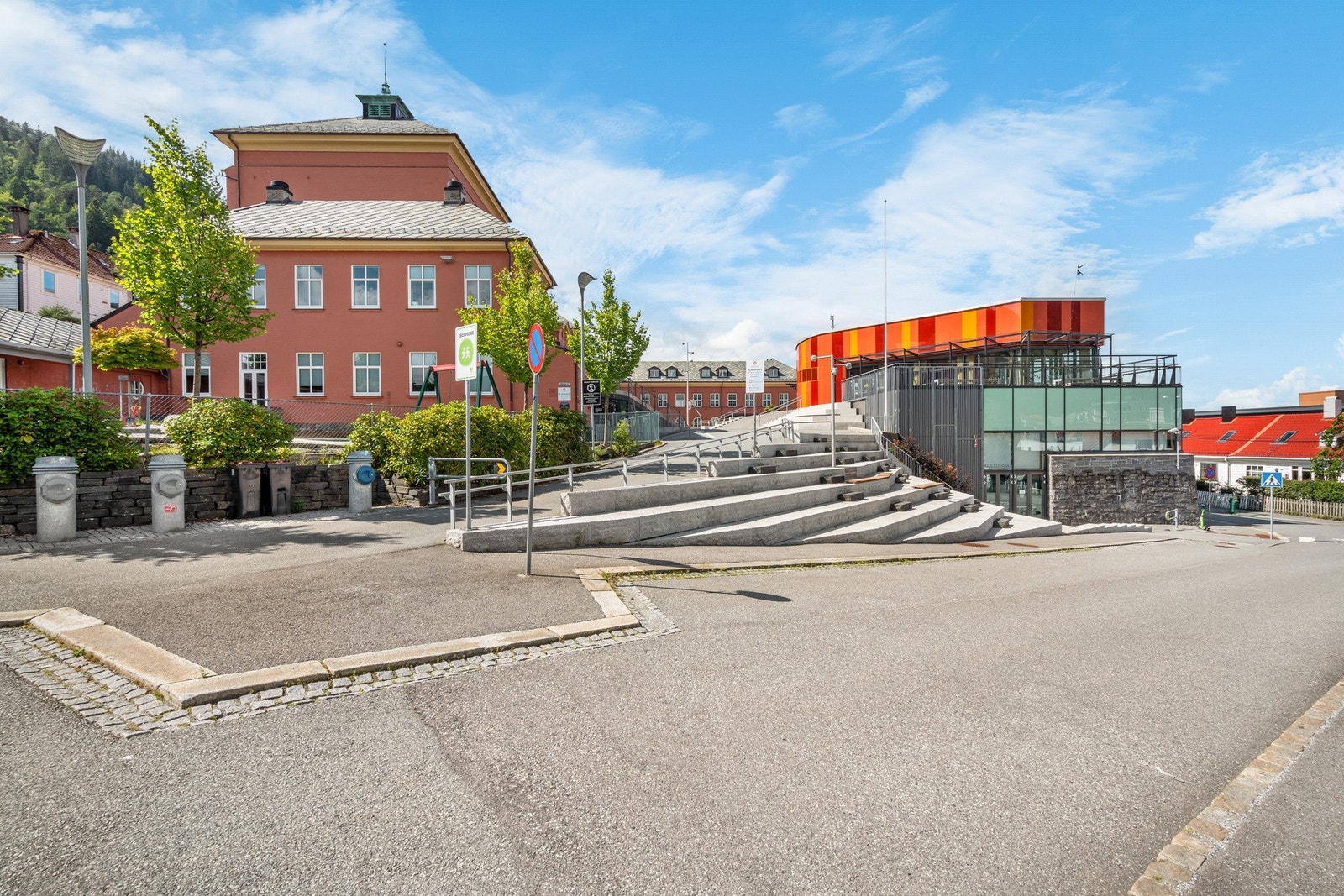 Ny-Krohnborg barne- og ungdomsskole er kun noe minutter gange unna. Galleribilde