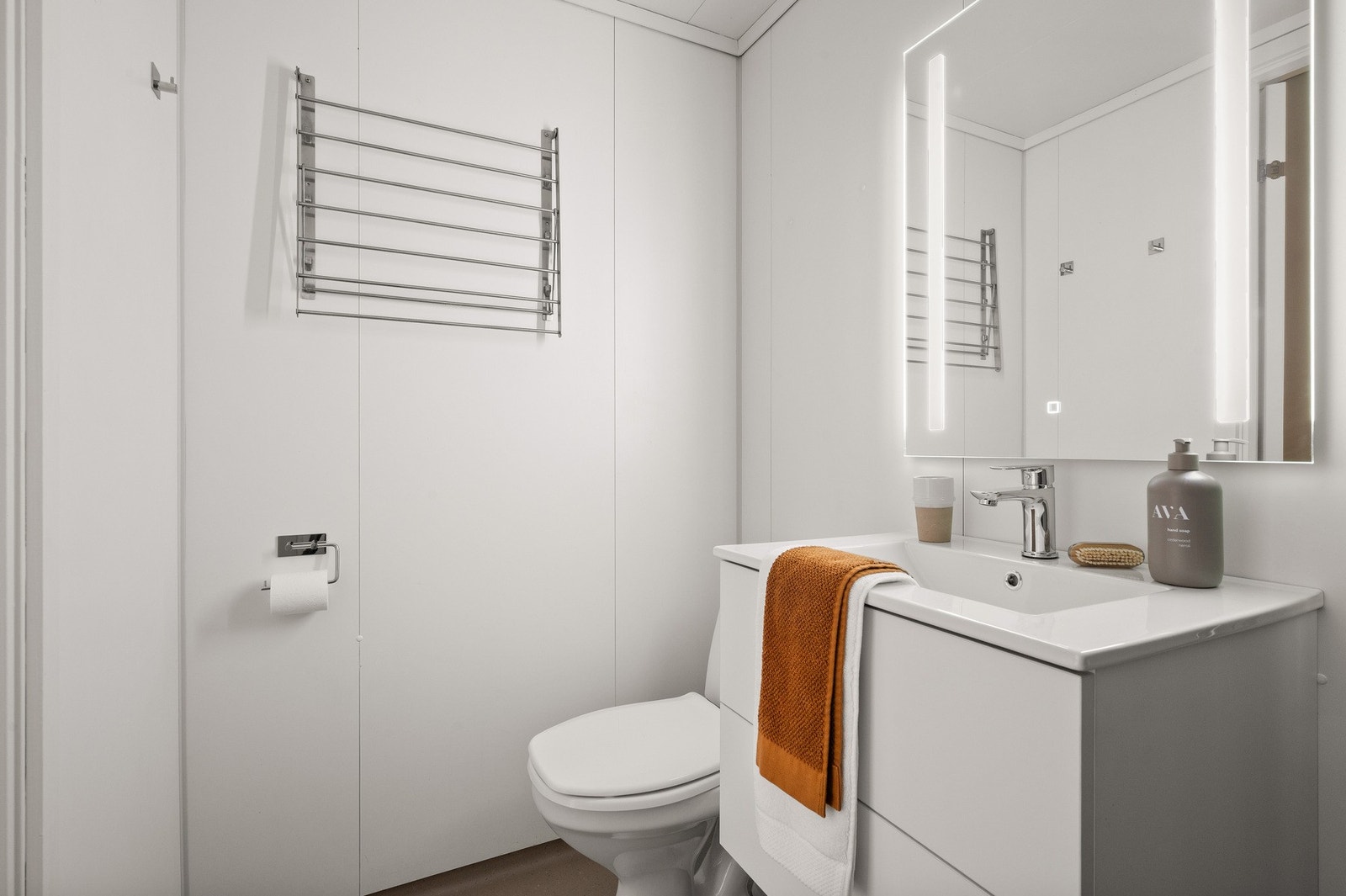 Baderomsinnredning og speil ble montert i 2025. Galleribilde