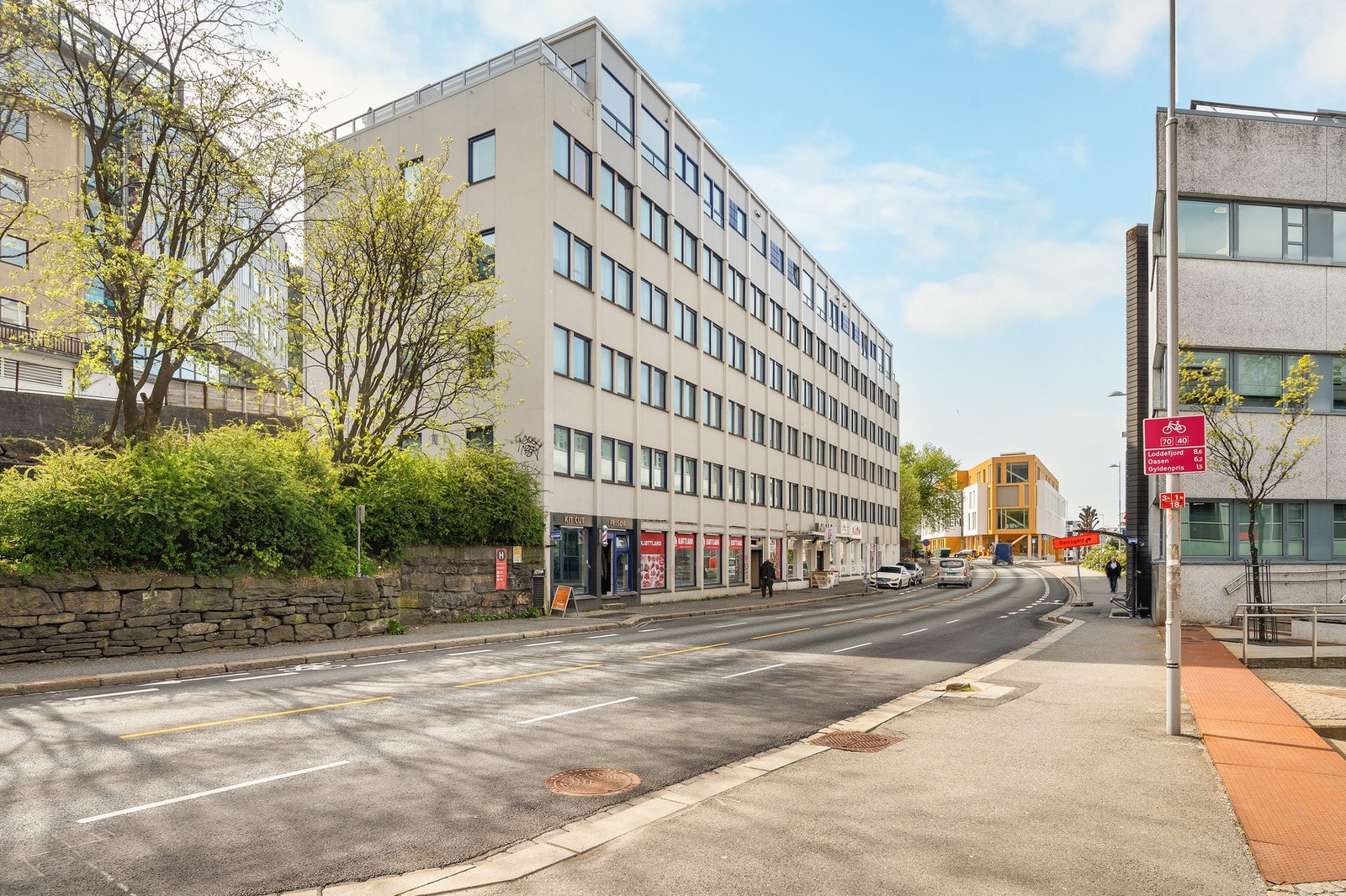Like utenfor bygget er det busstopp som tar deg retning sentrum og Haukeland Sykehus. Galleribilde