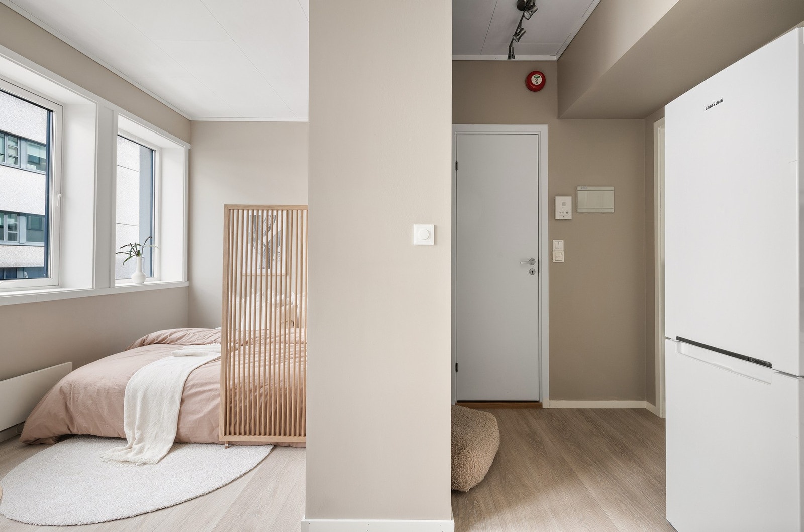 Legg merke til vindusflatene som sikrer gode lysforhold i boligen Galleribilde