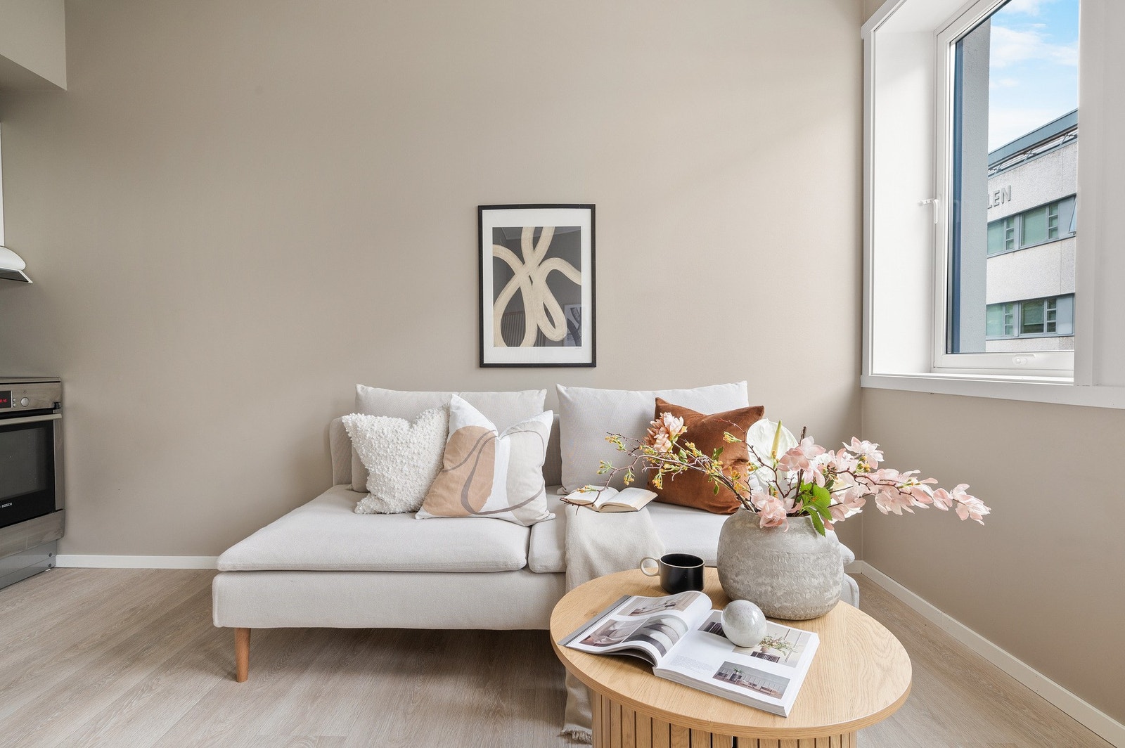 Deler av leiligheten er nymalt, og på gulv er det en flott 1-stav laminat fra 2024. Galleribilde