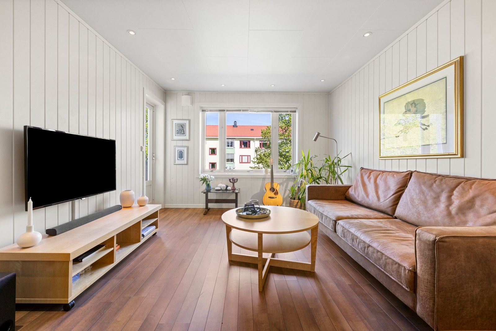 Utgang fra stue til nordvest-vendt innglasset balkong på ca. 5 m²(BRA-b) Galleribilde