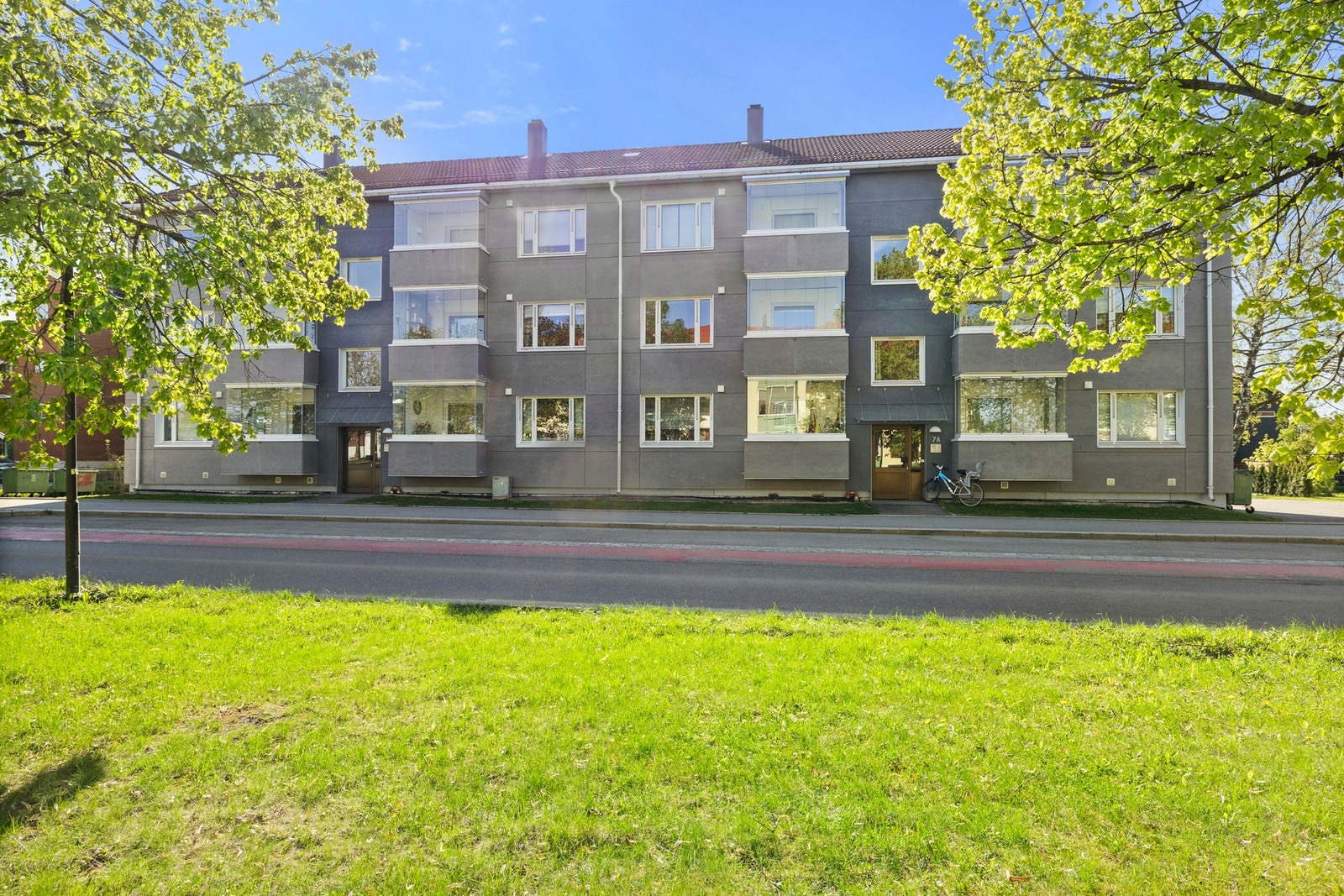 Flott beliggende 3-roms andelsleilighet i andre etasje med to balkonger, romslig stue, separat kjøkken, to gode soverom og flislagt bad. Galleribilde