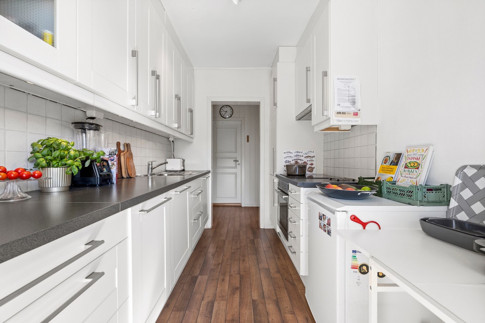 Kjøkkeninnredning med profilerte fronter. Benkeplate av laminat.
Nedsenket oppvaskkum med ett-greps armatur Galleribilde