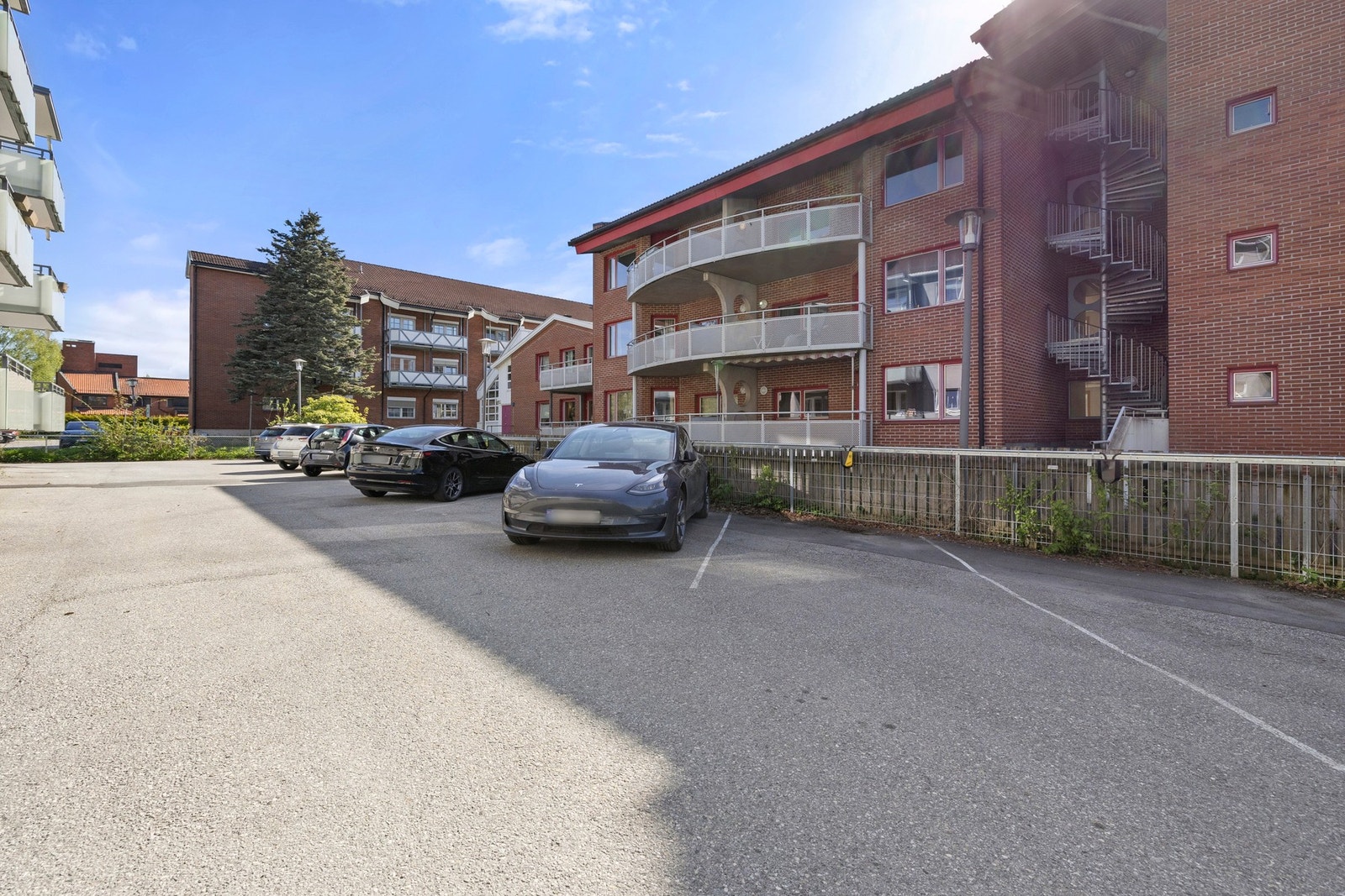 Leiligheten disponerer en biloppstillingsplass på felles parkeringsplass. Galleribilde