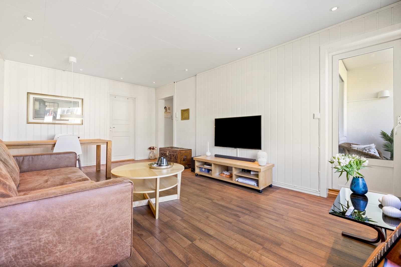 Stuen er delt inn i to soner - en sone for sofa og TV, og en sone for spisestue. Galleribilde