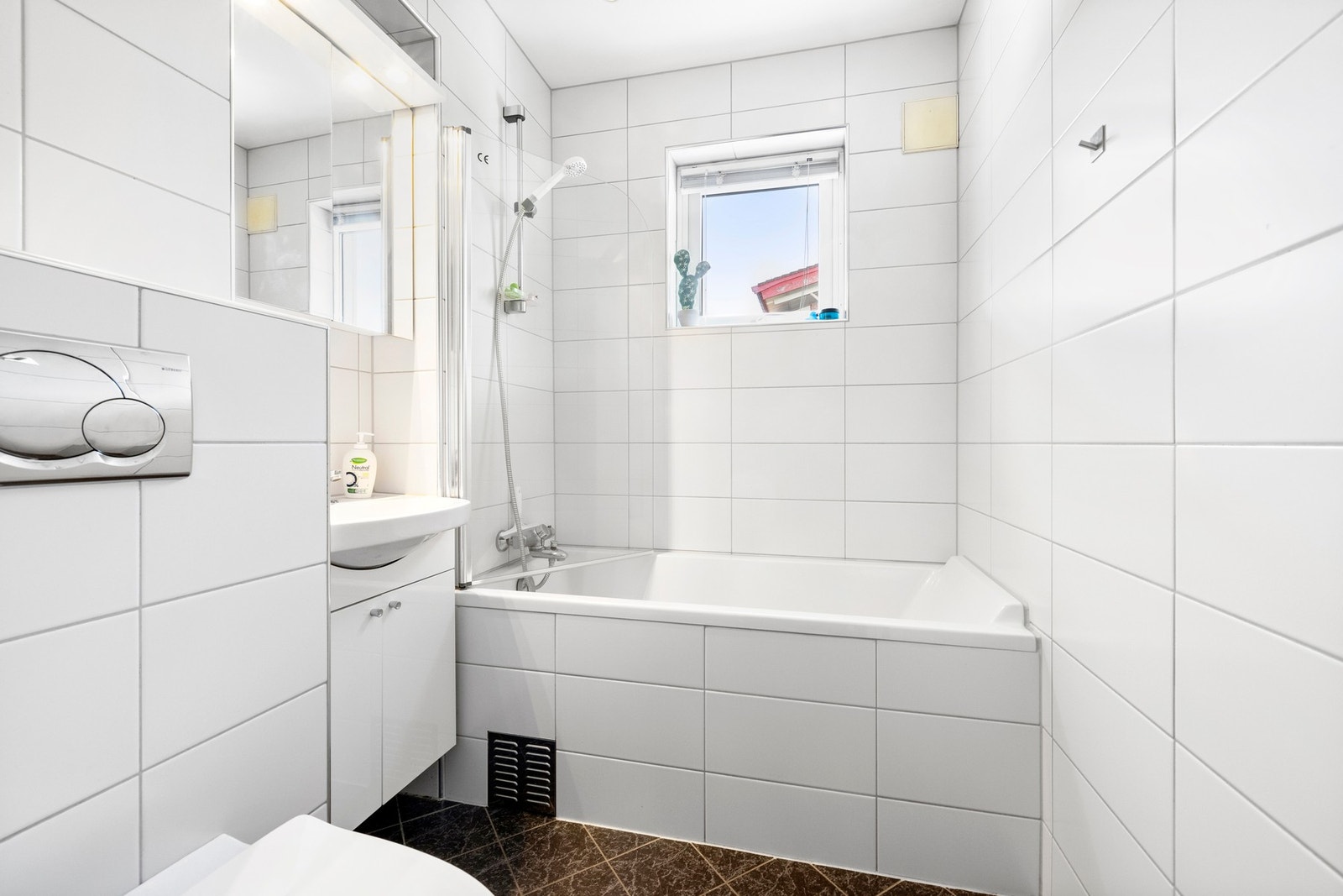 Badet fra 2009 fremstår som lyst og innbydende og det er lagt flis på både gulv og vegg. Galleribilde