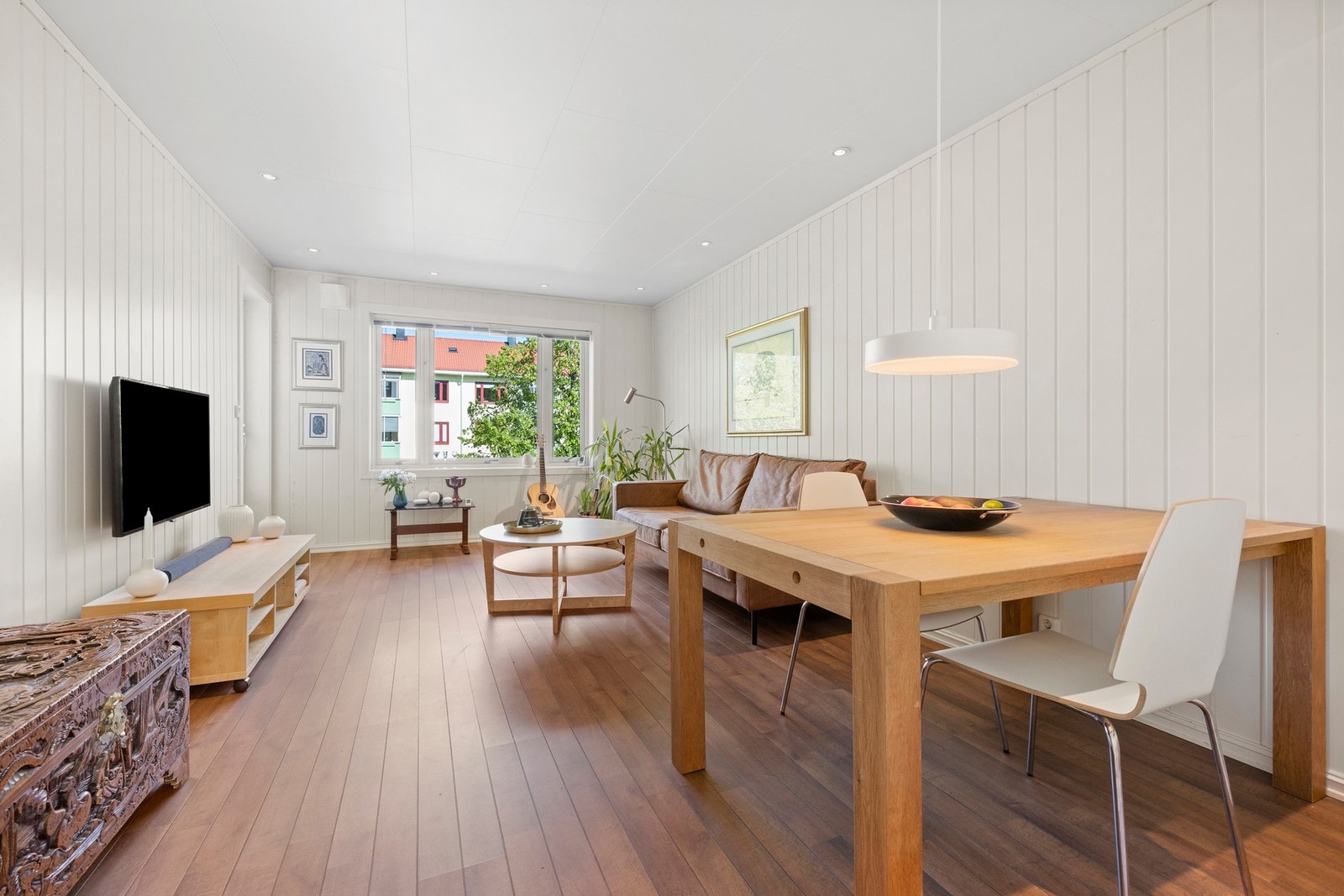 De store vindusflatene slipper inn rikelig med naturlig lys. Galleribilde