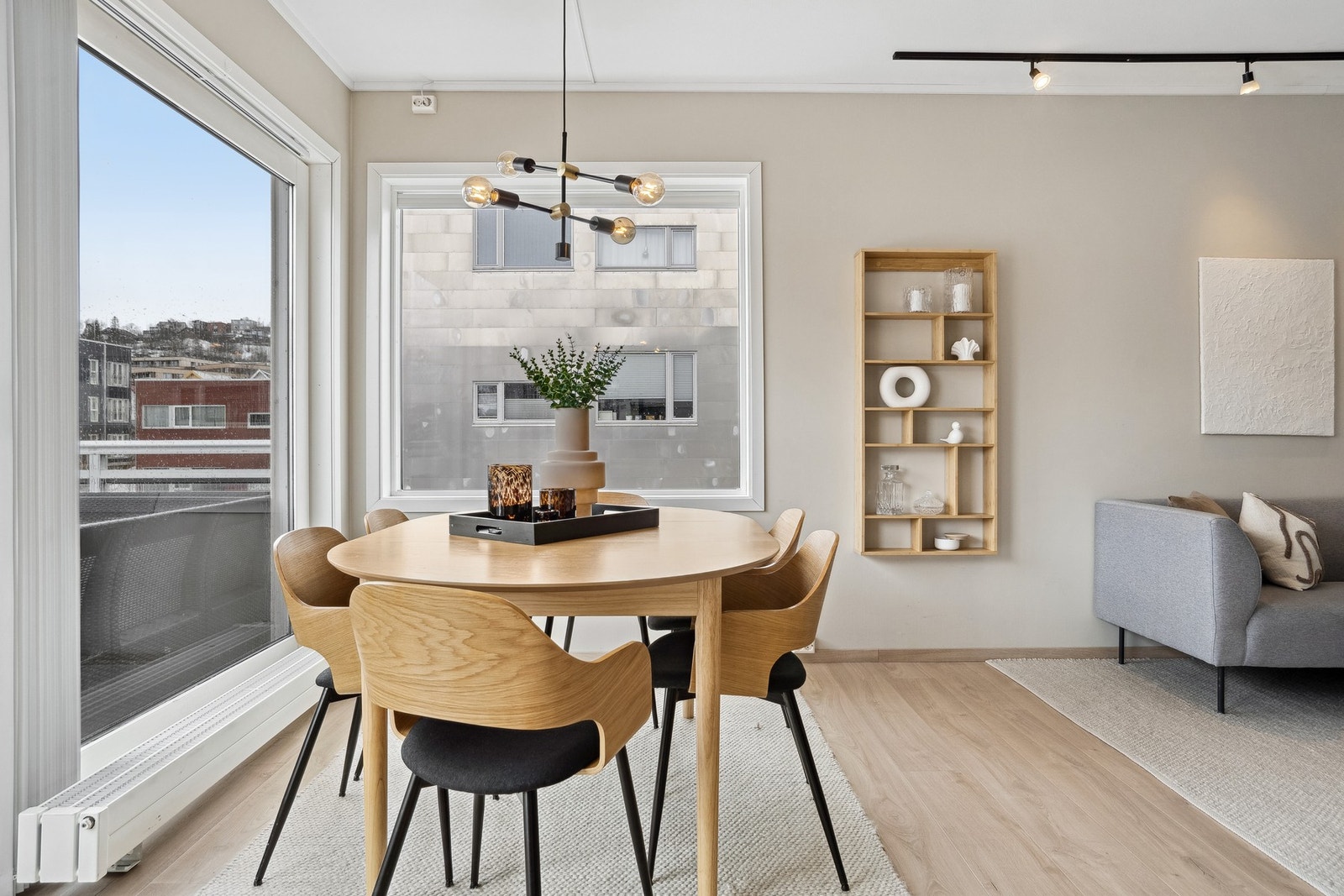 Stue har store vinduer i front. Galleribilde