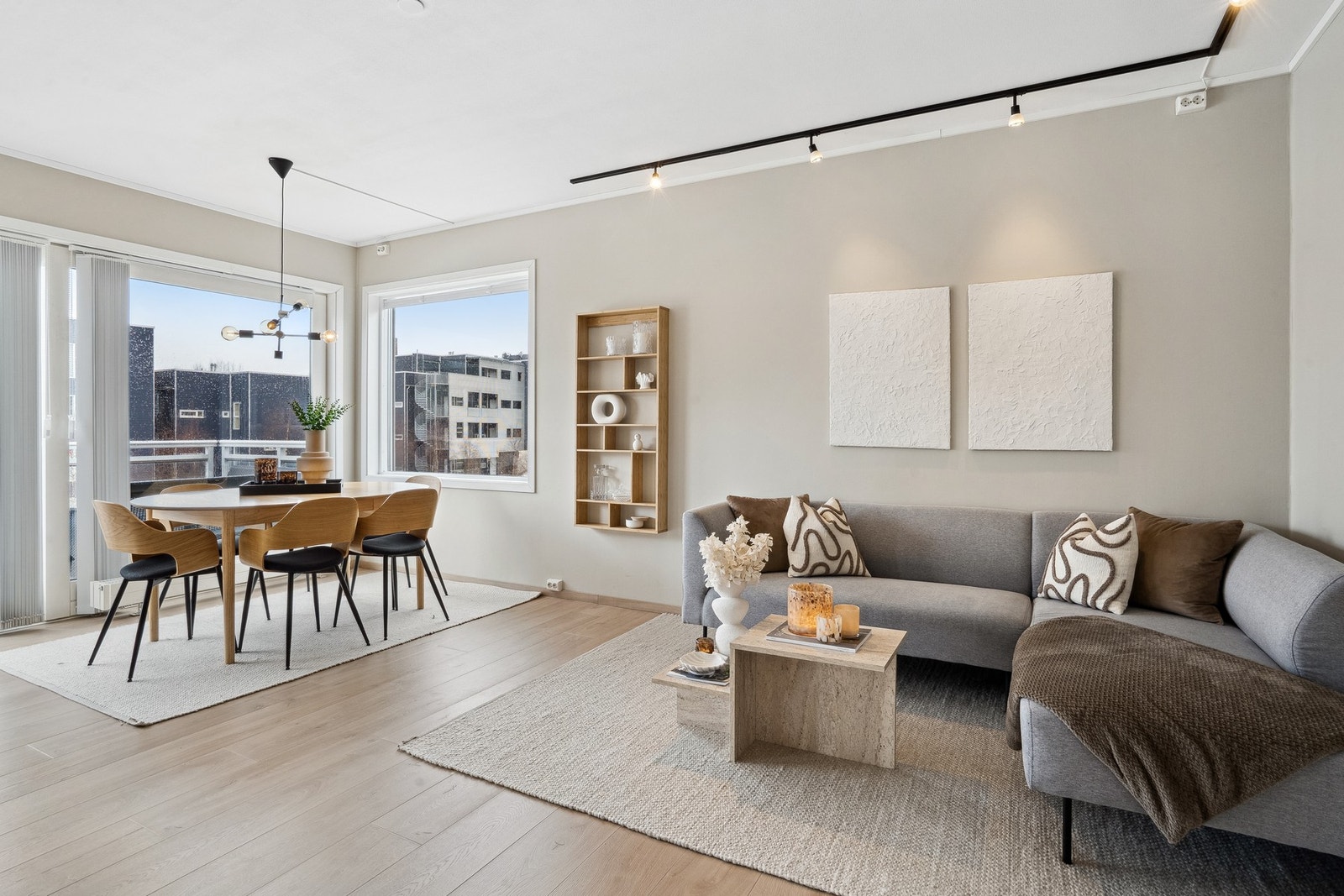 Fra gangen så kommer man inn i en lys og trivelig stue. Galleribilde