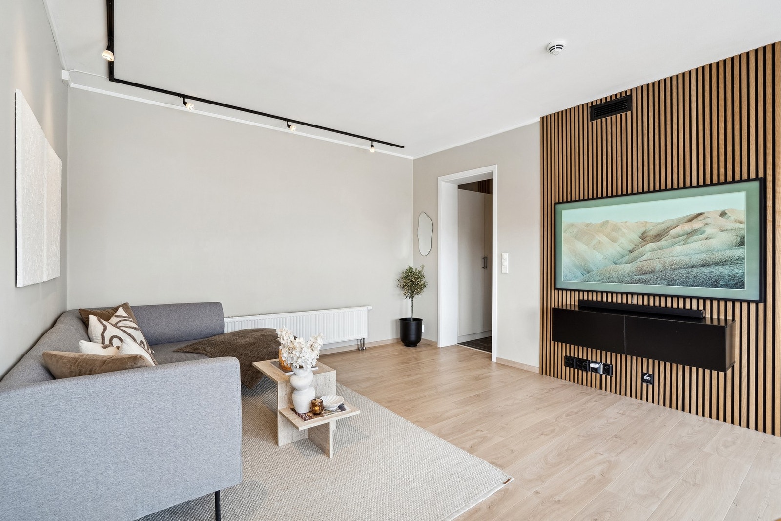 Egen spilevegg til å henge Tv på i stuen. Galleribilde