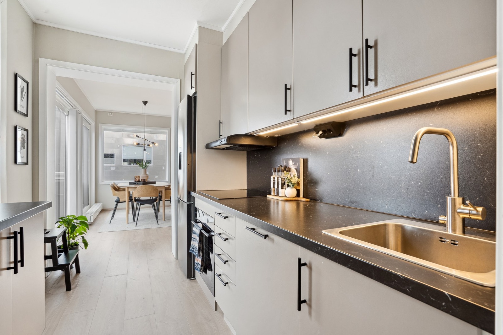 Kjøkken ligger i tilknytning til stuen. Galleribilde