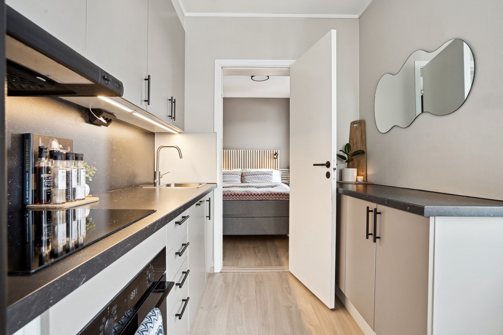 Kjøkken med godt med benkeplass. Galleribilde