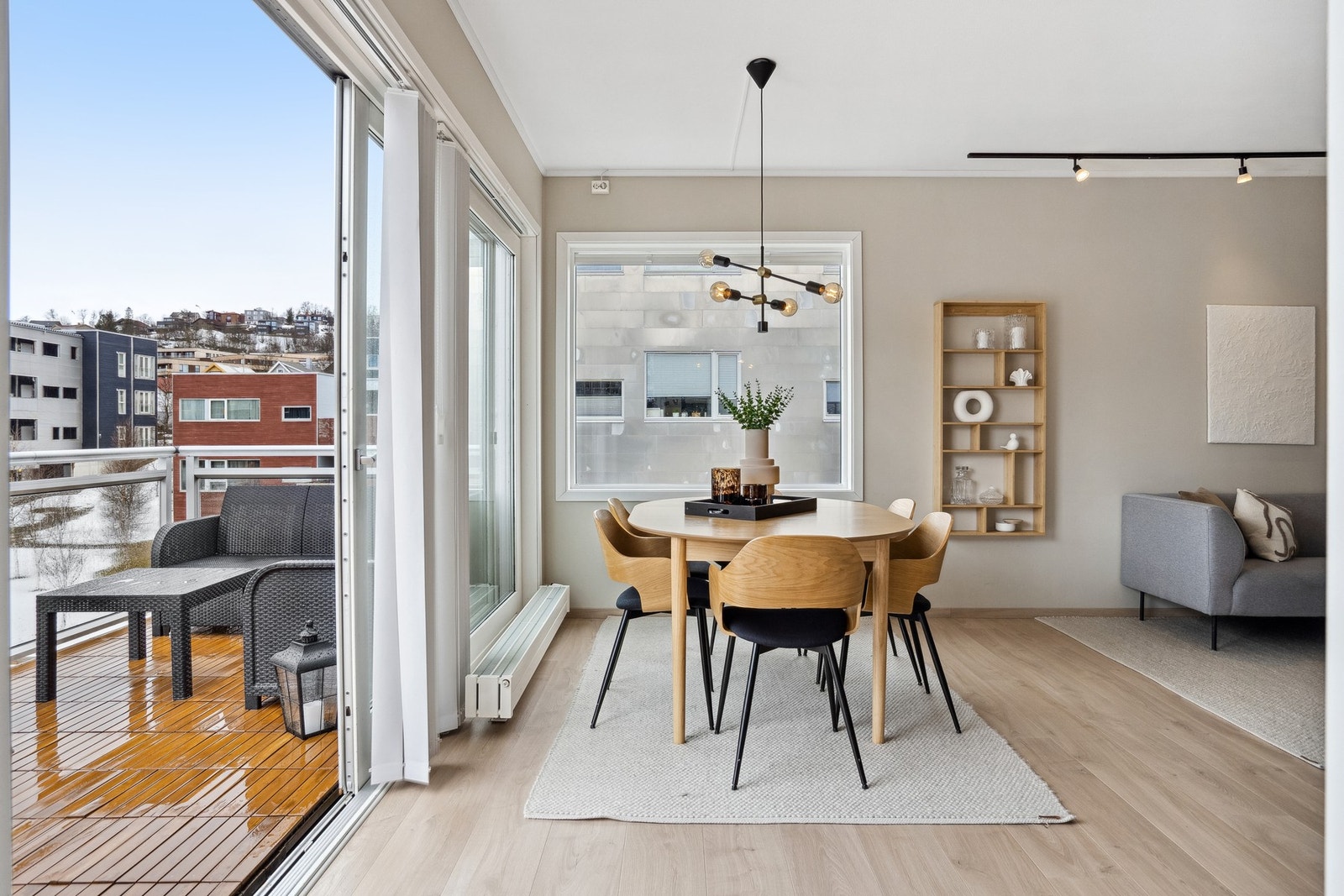 Stue med utgang til solrik balkong mot sør. Galleribilde