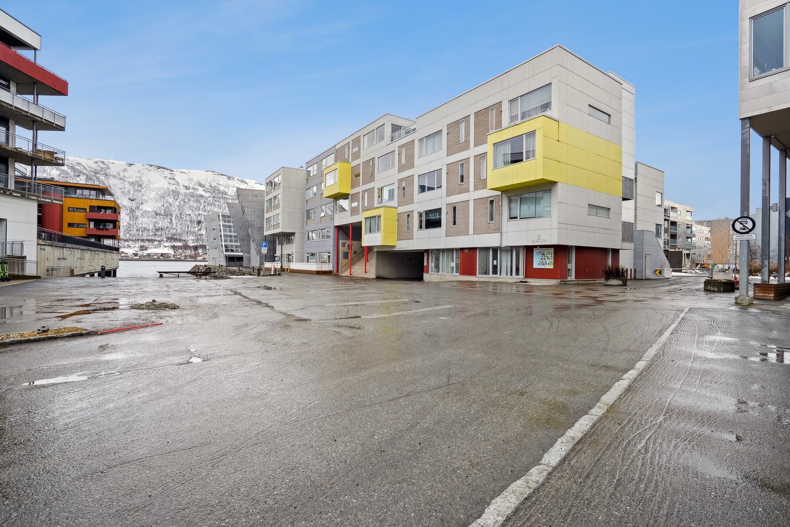 Gjesteparkering under blokken. Galleribilde