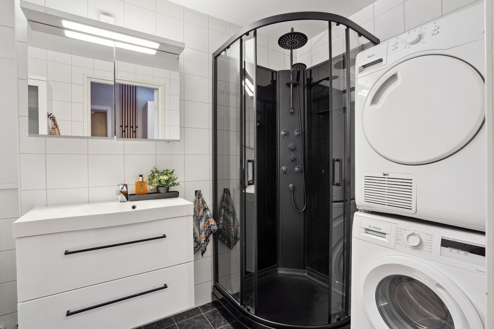 Bad med dusjkabinett og opplegg for vaskemaskin/tørketrommel. Galleribilde