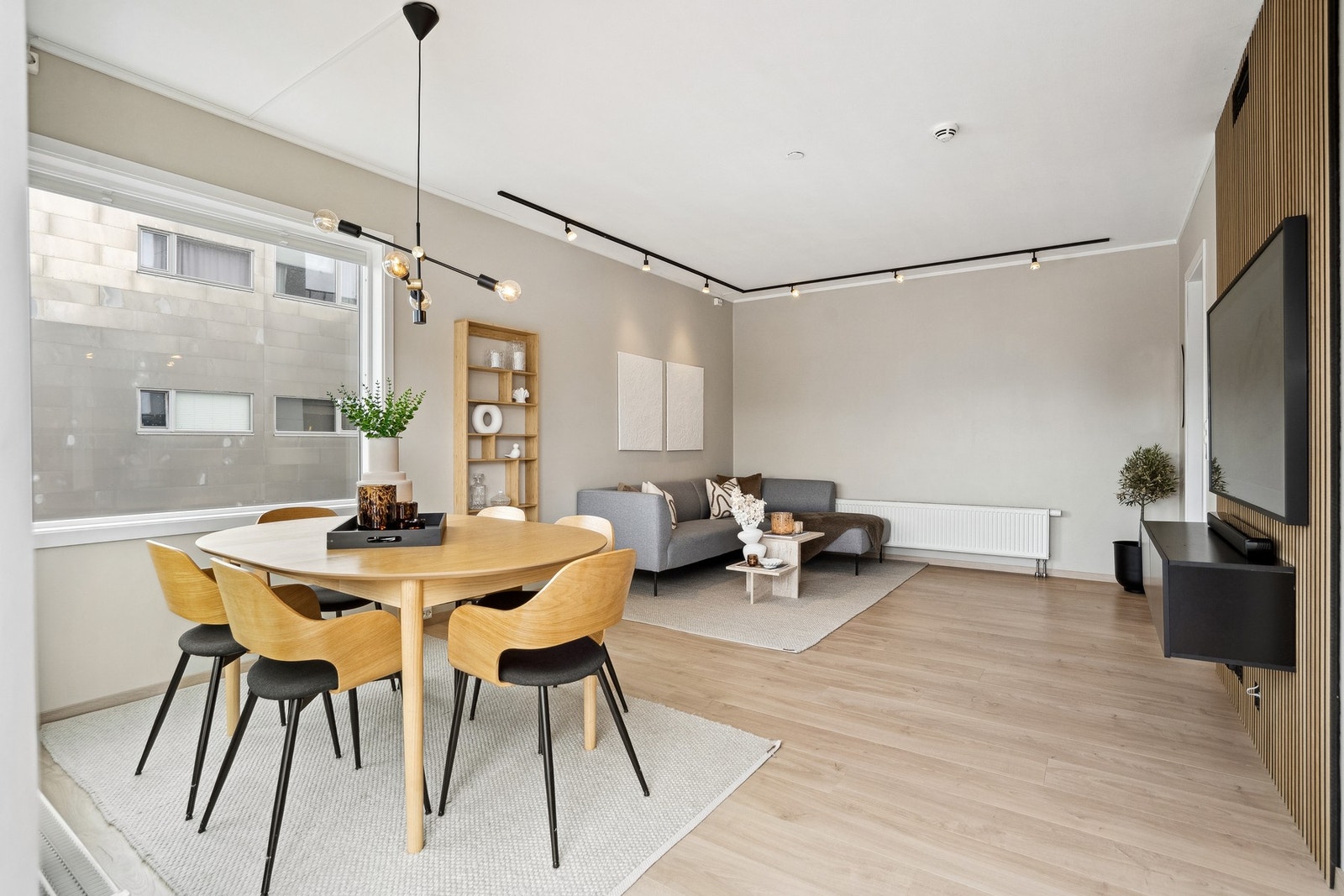 God plass i stuen til spisebord. Galleribilde