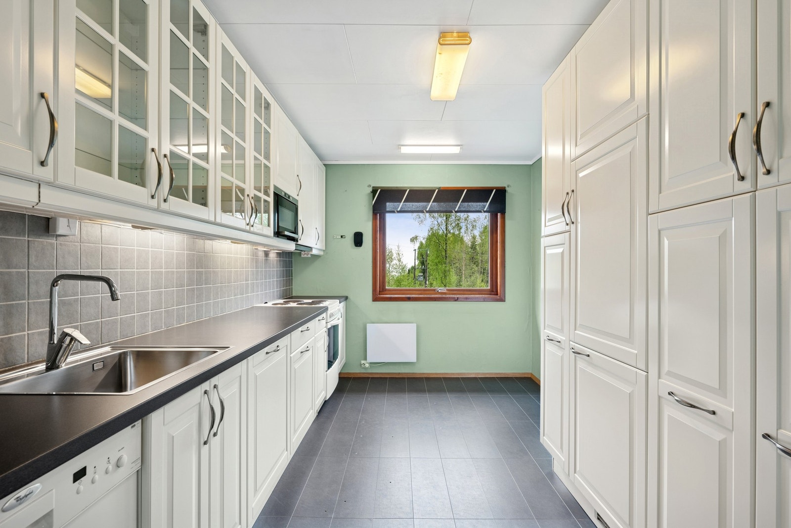 Stort vindu som gir godt lysinnslipp og hyggelig utsyn - det er også plass til et lite spisebord. Galleribilde