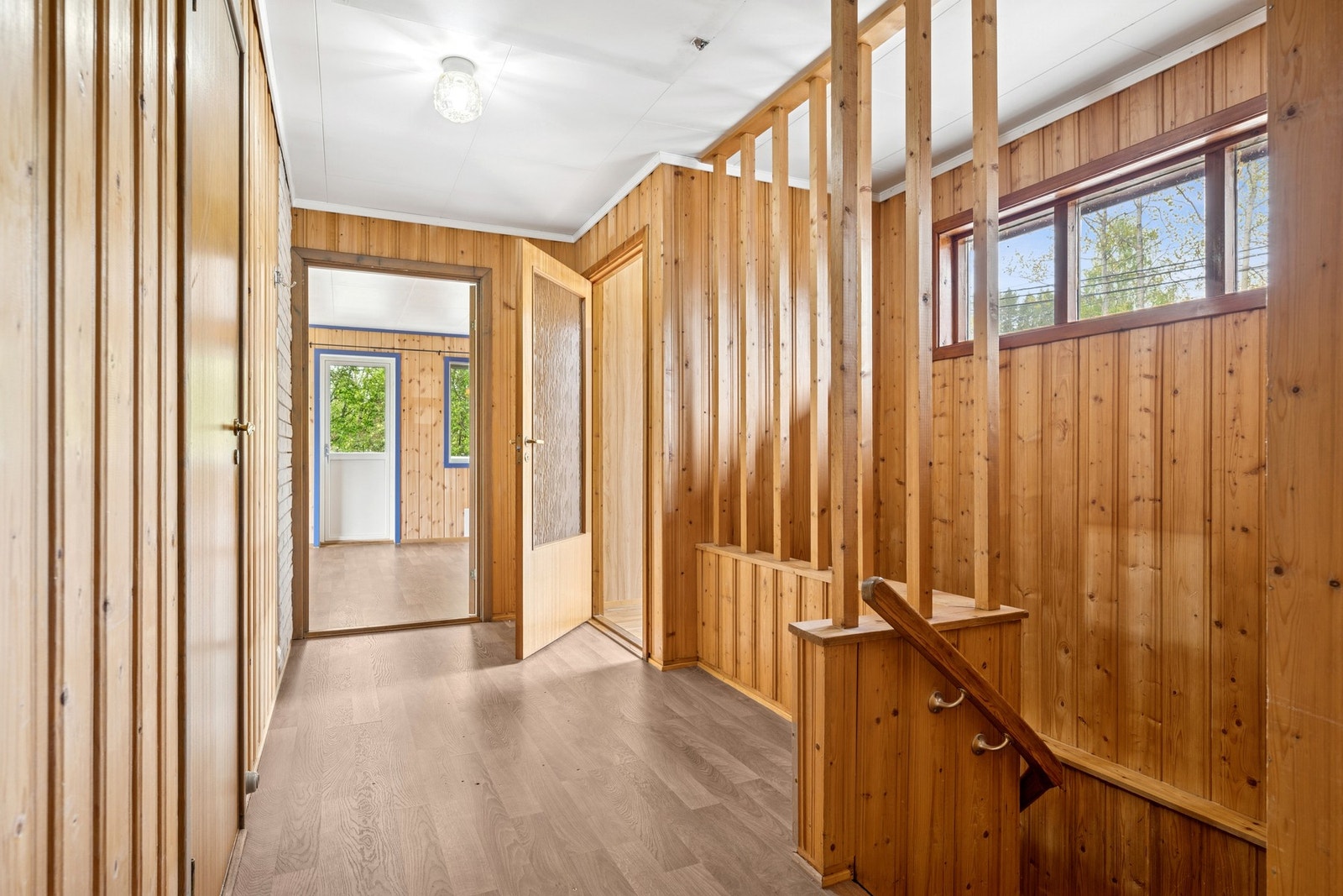 Du kommer inn i en liten entré som tar deg videre til en trivelig gang med oppbevaringsmuligheter. Galleribilde