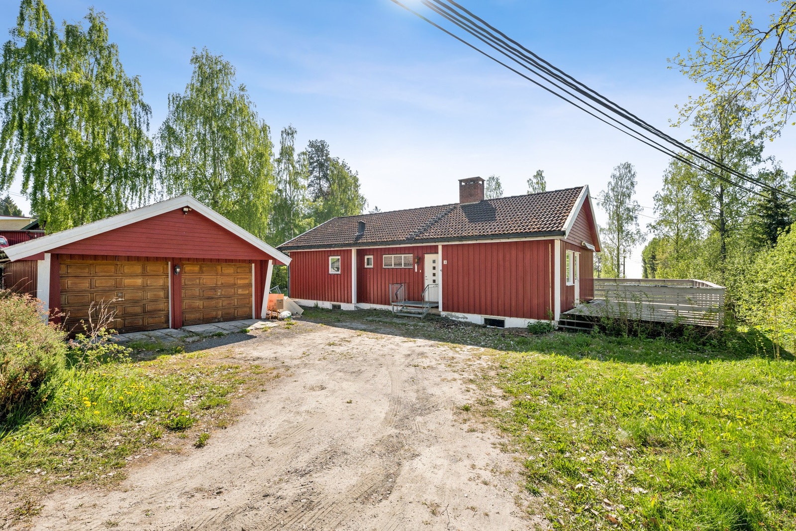 Her bor du i naturskjønne omgivelser med flotte turmuligheter rett utenfor døren, og med kort kjørevei til dagligvare, skole og servicetilbud i både Tyristrand og Vikersund. Galleribilde
